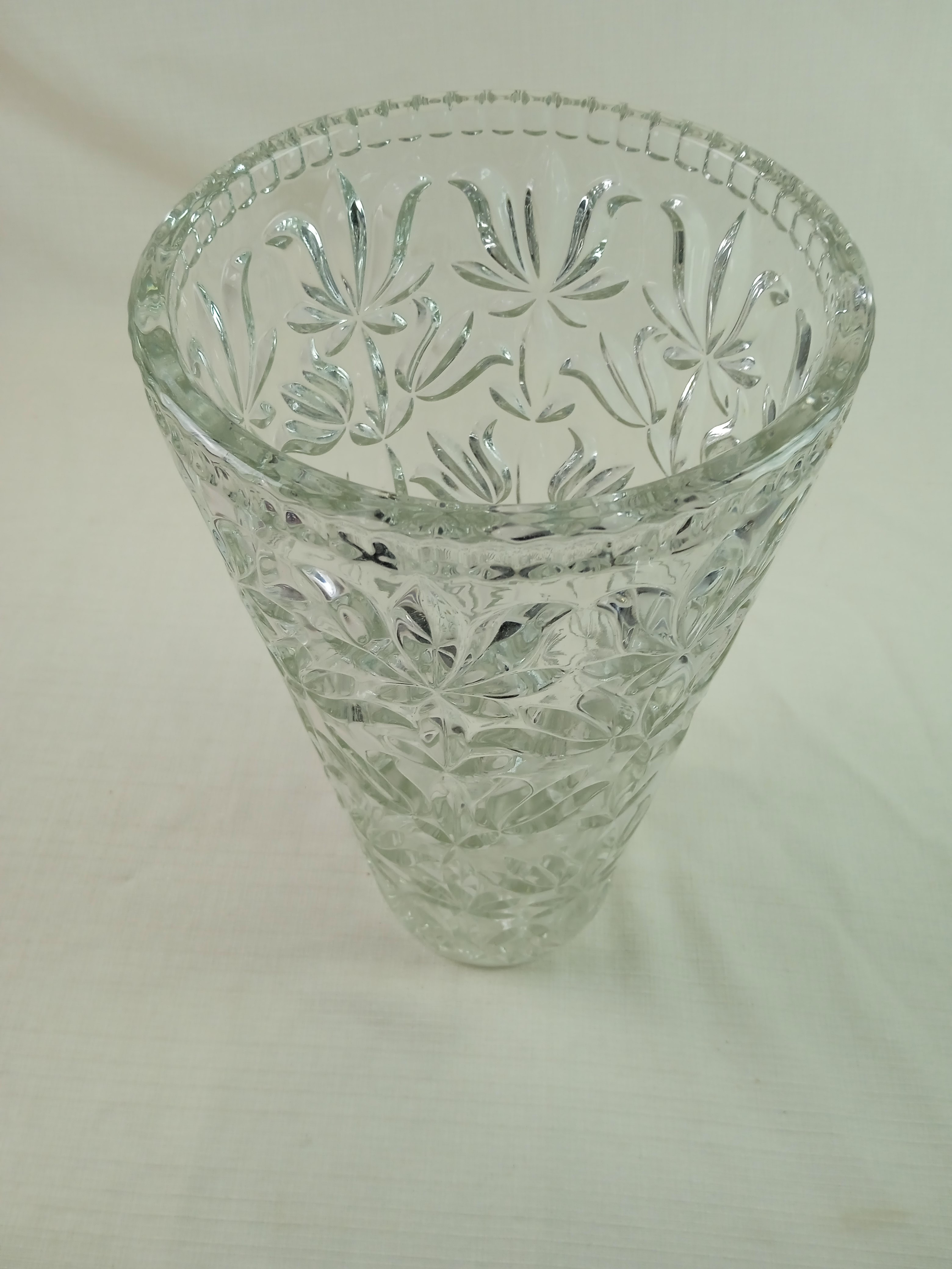 Voir photo 2 de Vase en verre motif floral, avec 31 cm de hauteur et 17.5 cm de diamètre Vase en verre motif floral, avec 31 cm de hauteur et 17.5 cm de diamètre Bon état reconditionné photo 2