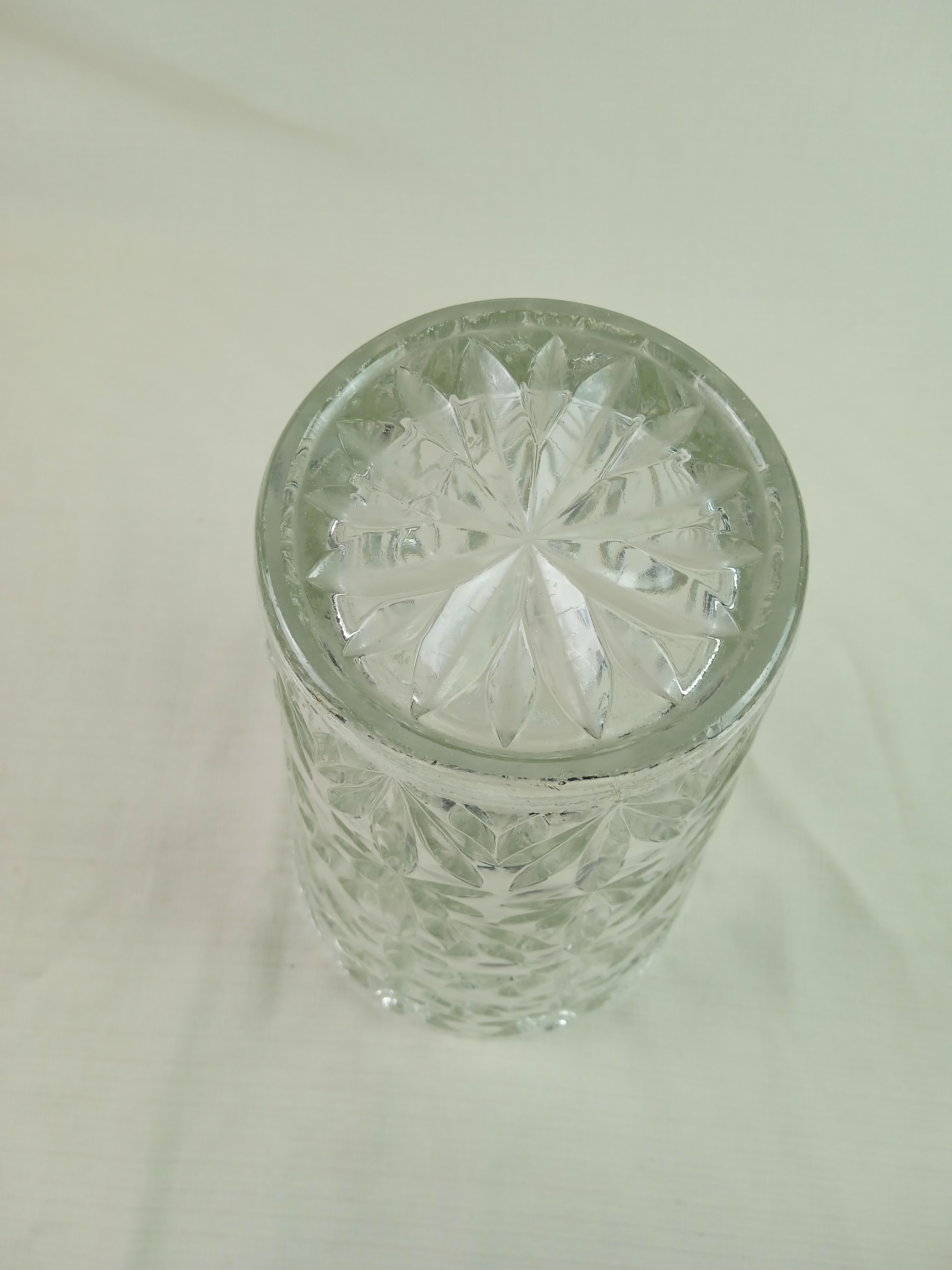 Voir photo 3 de Vase en verre motif floral, avec 31 cm de hauteur et 17.5 cm de diamètre Vase en verre motif floral, avec 31 cm de hauteur et 17.5 cm de diamètre Bon état reconditionné photo 3