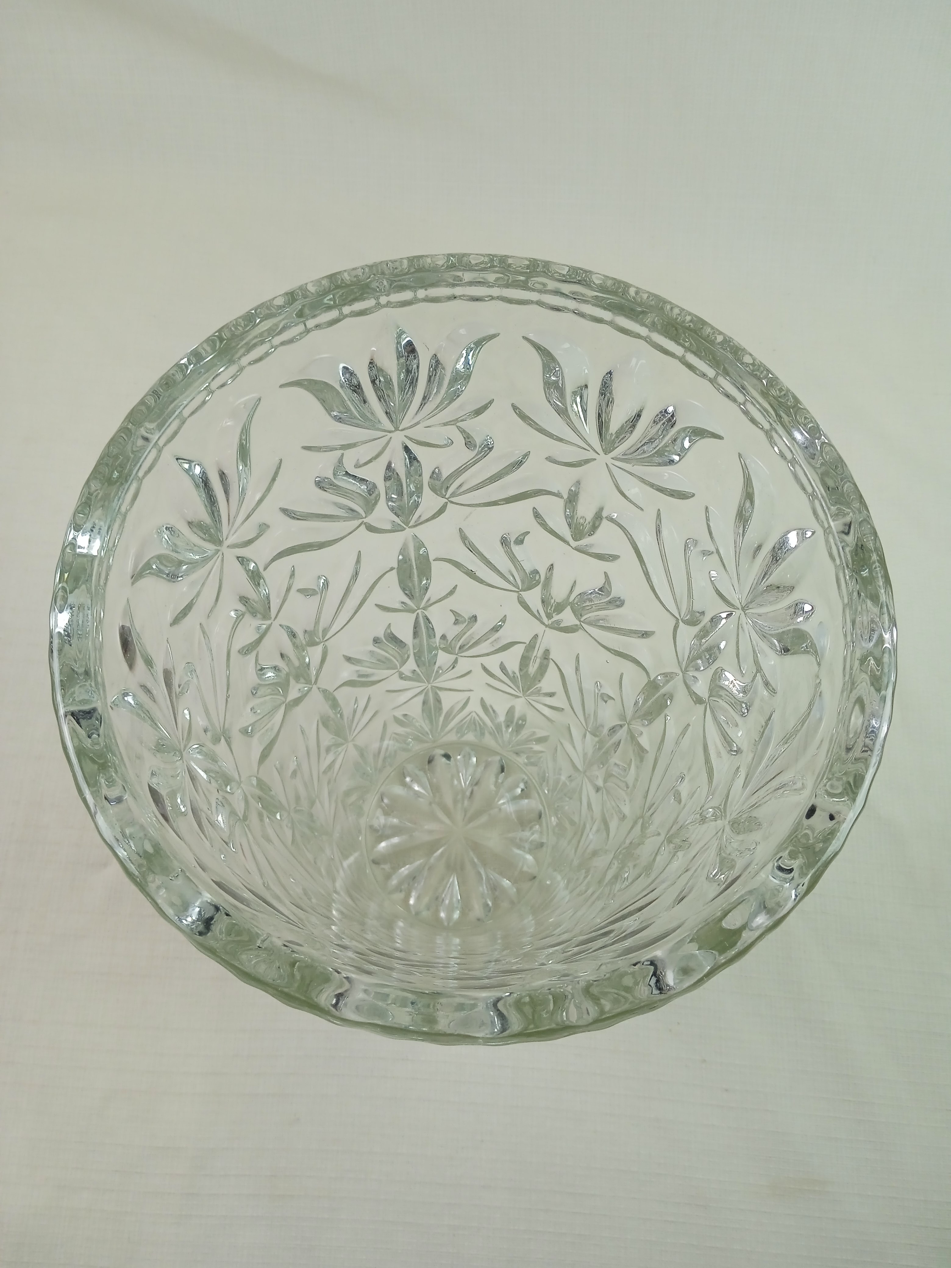 Voir photo 4 de Vase en verre motif floral, avec 31 cm de hauteur et 17.5 cm de diamètre Vase en verre motif floral, avec 31 cm de hauteur et 17.5 cm de diamètre Bon état reconditionné photo 4