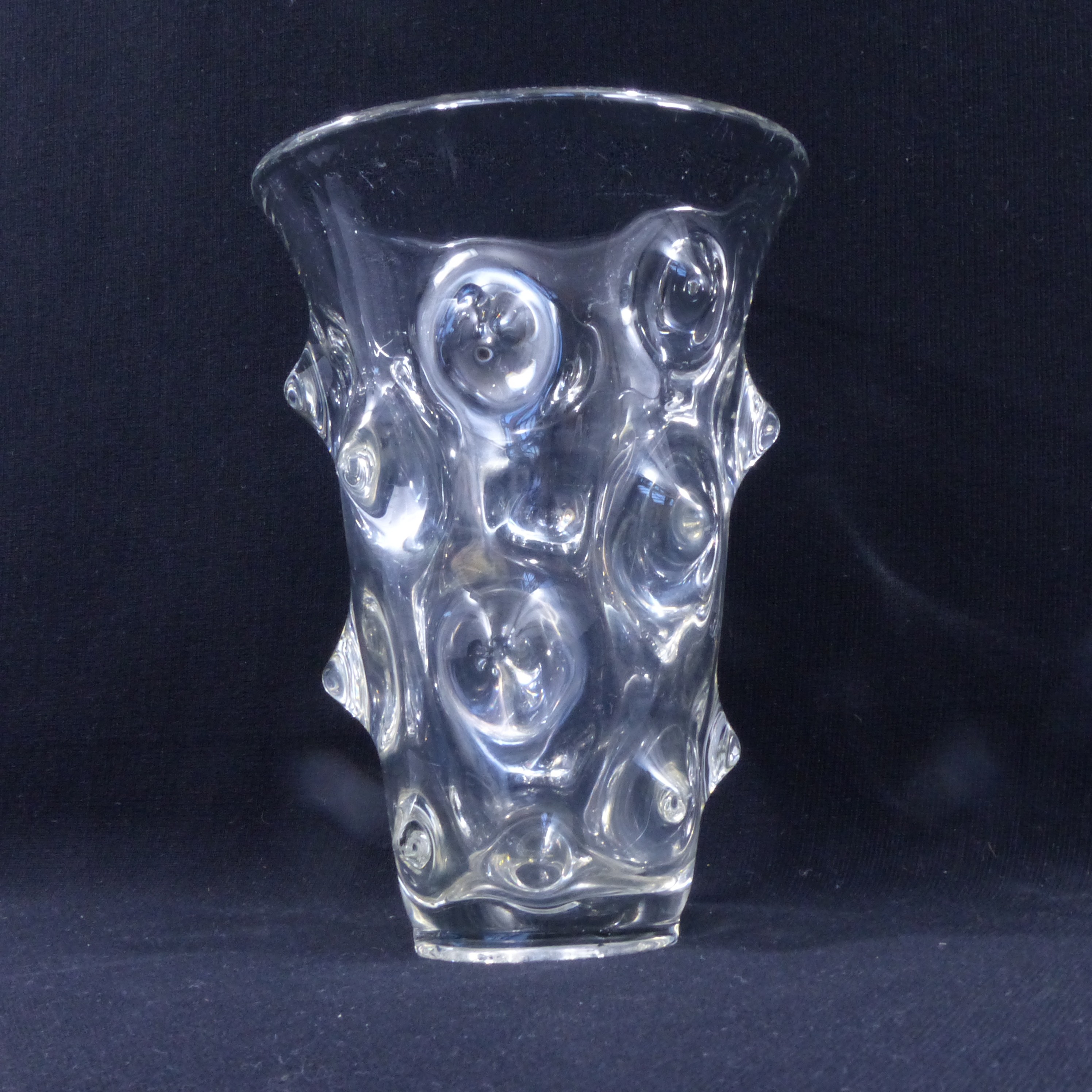 Voir photo 3 de Vase en verre moulé pressé / Art abstrait - Années 70 Vase en verre moulé pressé / Art abstrait - Années 70 Bon état reconditionné photo 3