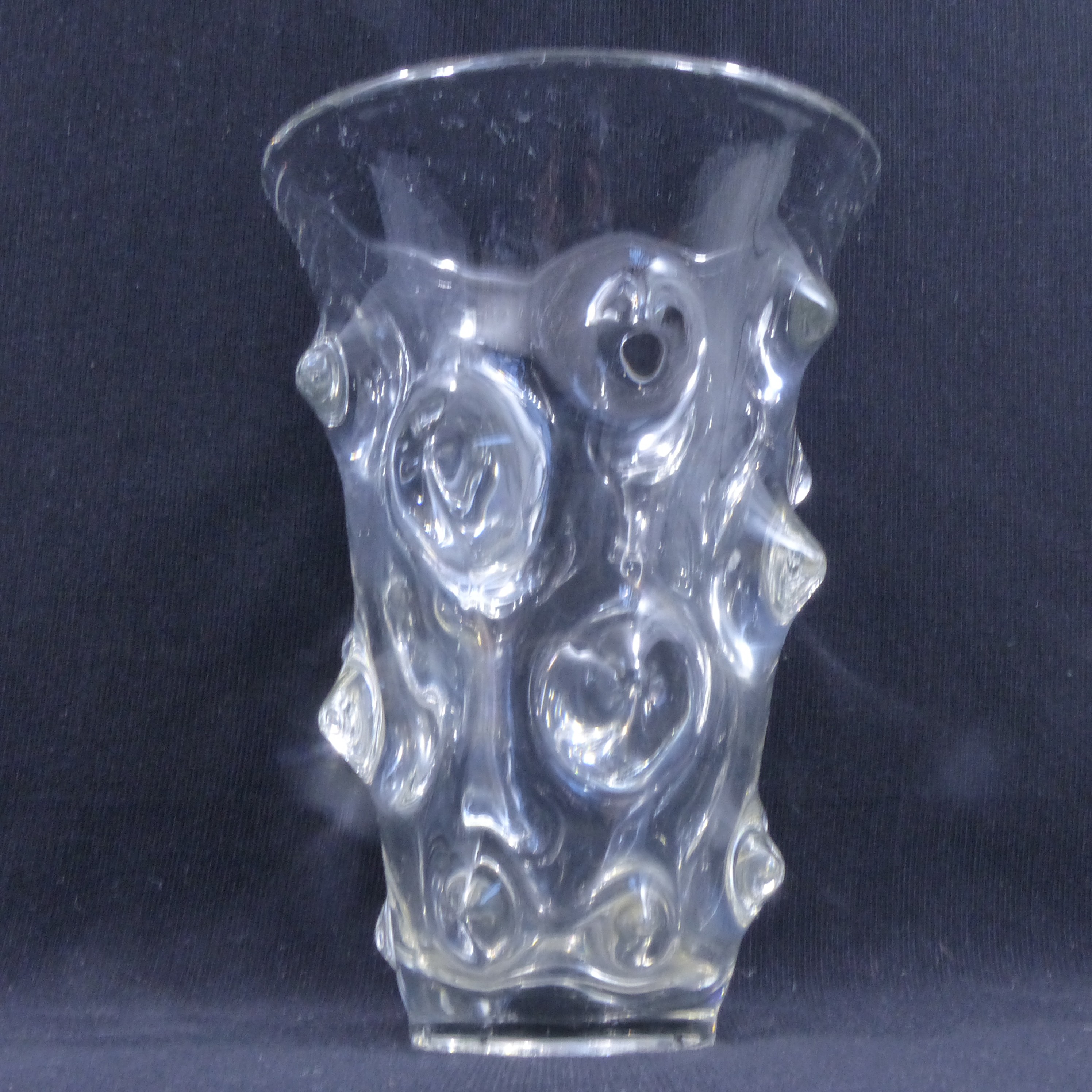Voir photo 4 de Vase en verre moulé pressé / Art abstrait - Années 70 Vase en verre moulé pressé / Art abstrait - Années 70 Bon état reconditionné photo 4