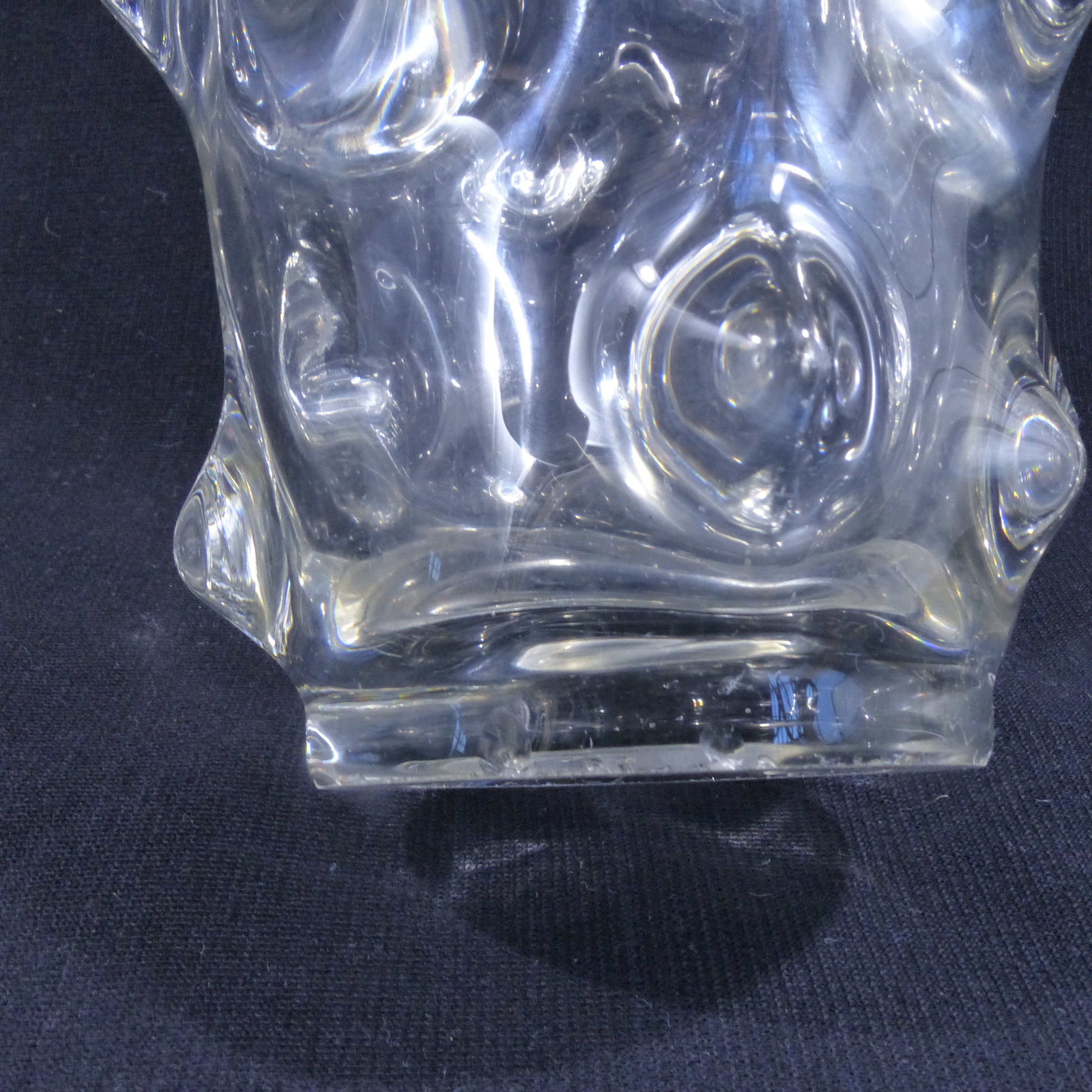 Voir photo 6 de Vase en verre moulé pressé / Art abstrait - Années 70 Vase en verre moulé pressé / Art abstrait - Années 70 Bon état reconditionné photo 6