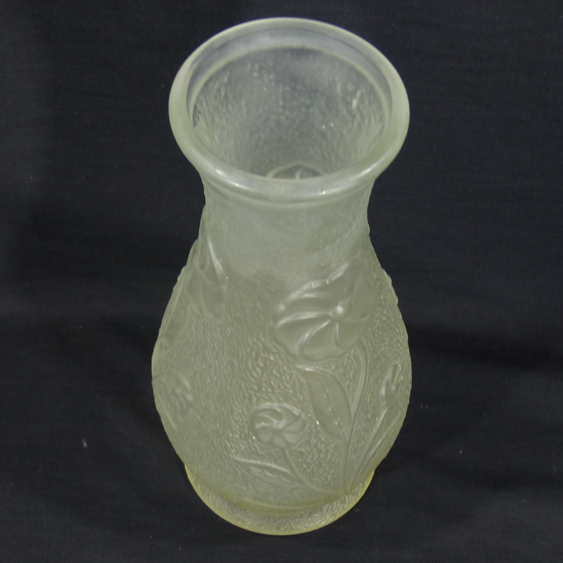 Voir photo 2 de Vase en verre moulé pressé - Art Déco / motif floral Vase en verre moulé pressé - Art Déco / motif floral Bon état reconditionné photo 2
