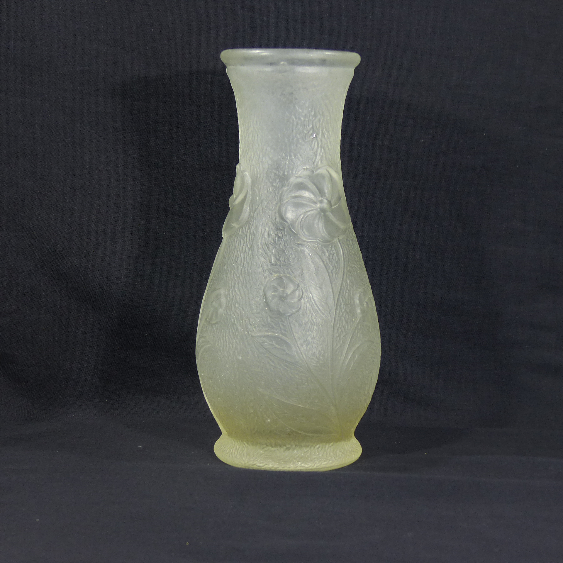 Voir photo 3 de Vase en verre moulé pressé - Art Déco / motif floral Vase en verre moulé pressé - Art Déco / motif floral Bon état reconditionné photo 3