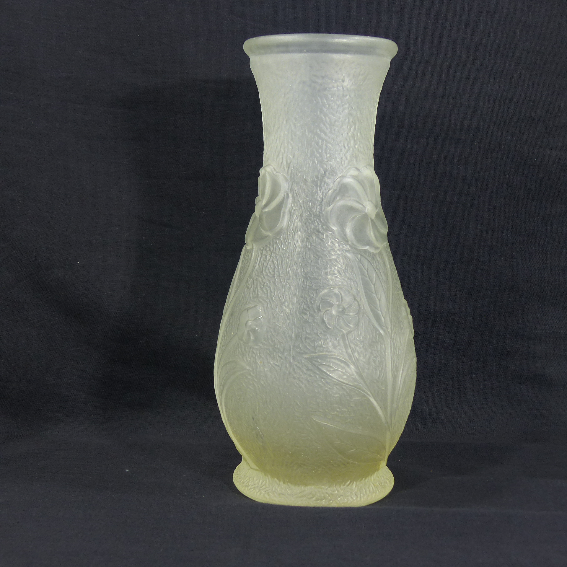 Voir photo 4 de Vase en verre moulé pressé - Art Déco / motif floral Vase en verre moulé pressé - Art Déco / motif floral Bon état reconditionné photo 4