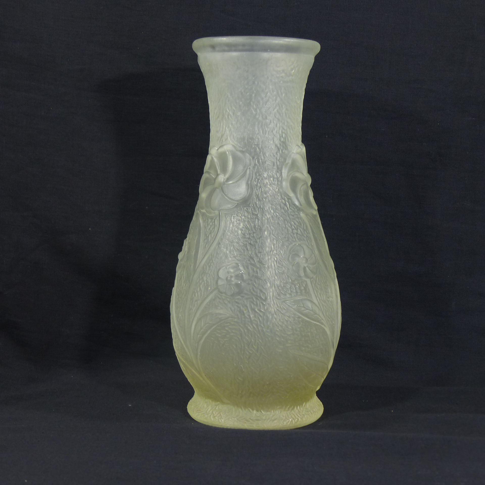 Vase en verre moulé pressé - Art Déco / motif floral Bon état - 16,00 € Vase en verre moulé pressé - Art Déco / motif floral Bon état reconditionné disponible sur Label Emmaüs