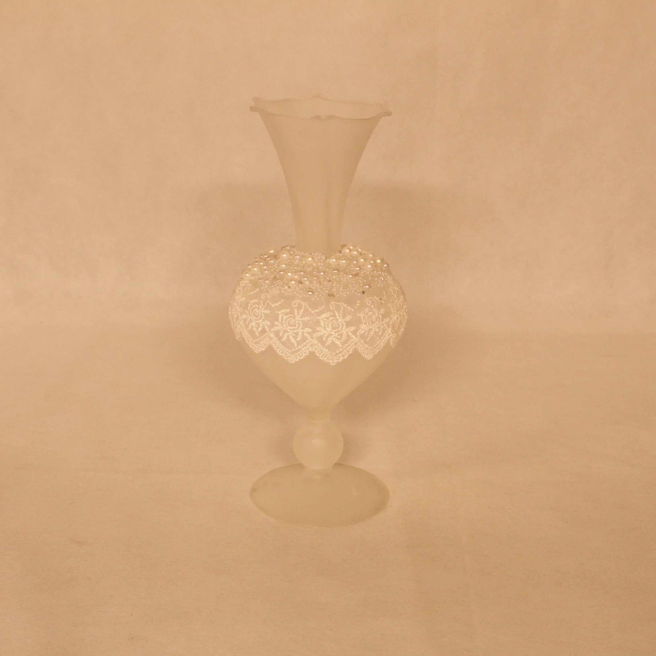 Vase en verre opaque État correct - 10,00 € Vase en verre opaque État correct reconditionné disponible sur Label Emmaüs