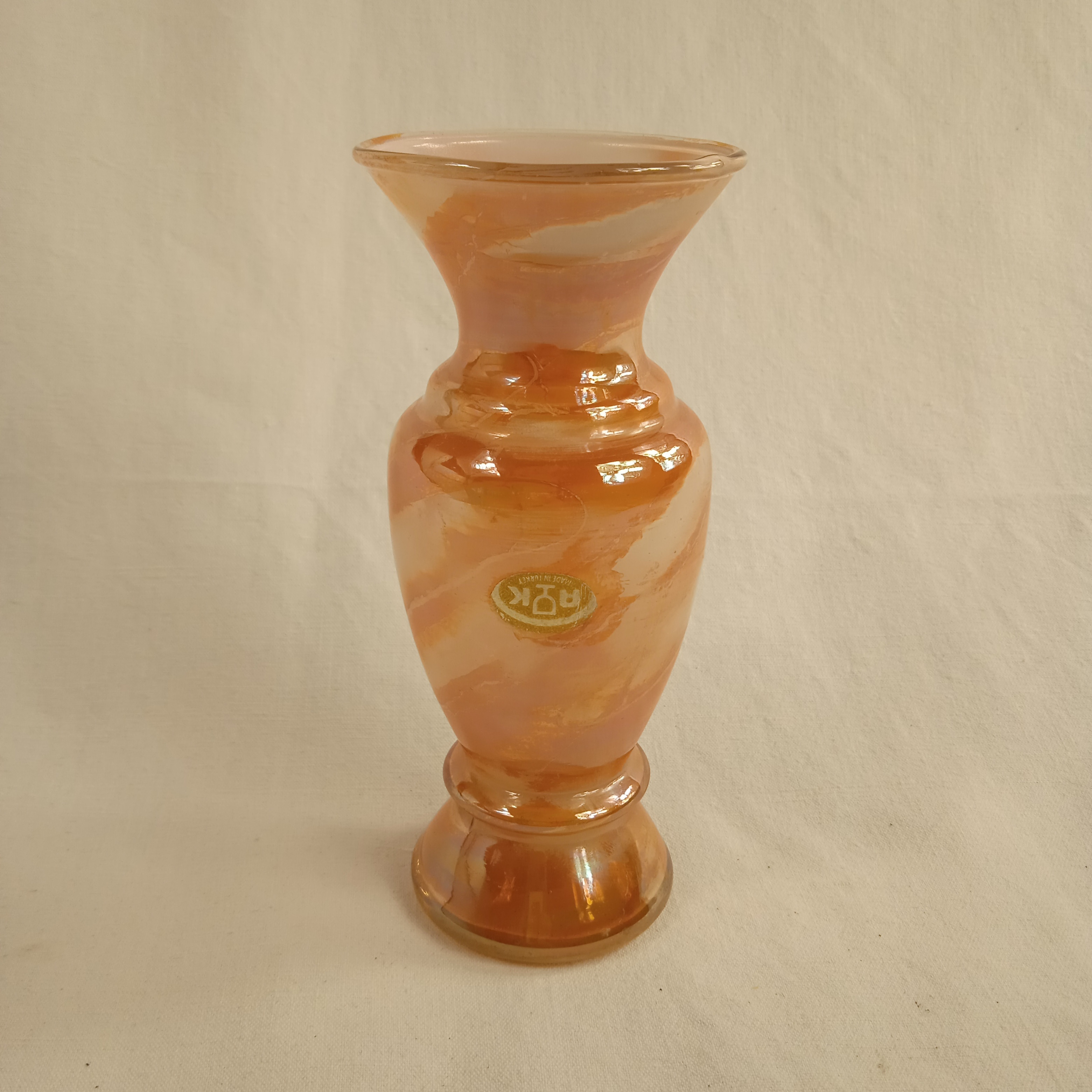 Acheter Vase en verre orangé "made in turkey" - 10,00 € Vase en verre orangé "made in turkey" reconditionné disponible sur Label Emmaüs