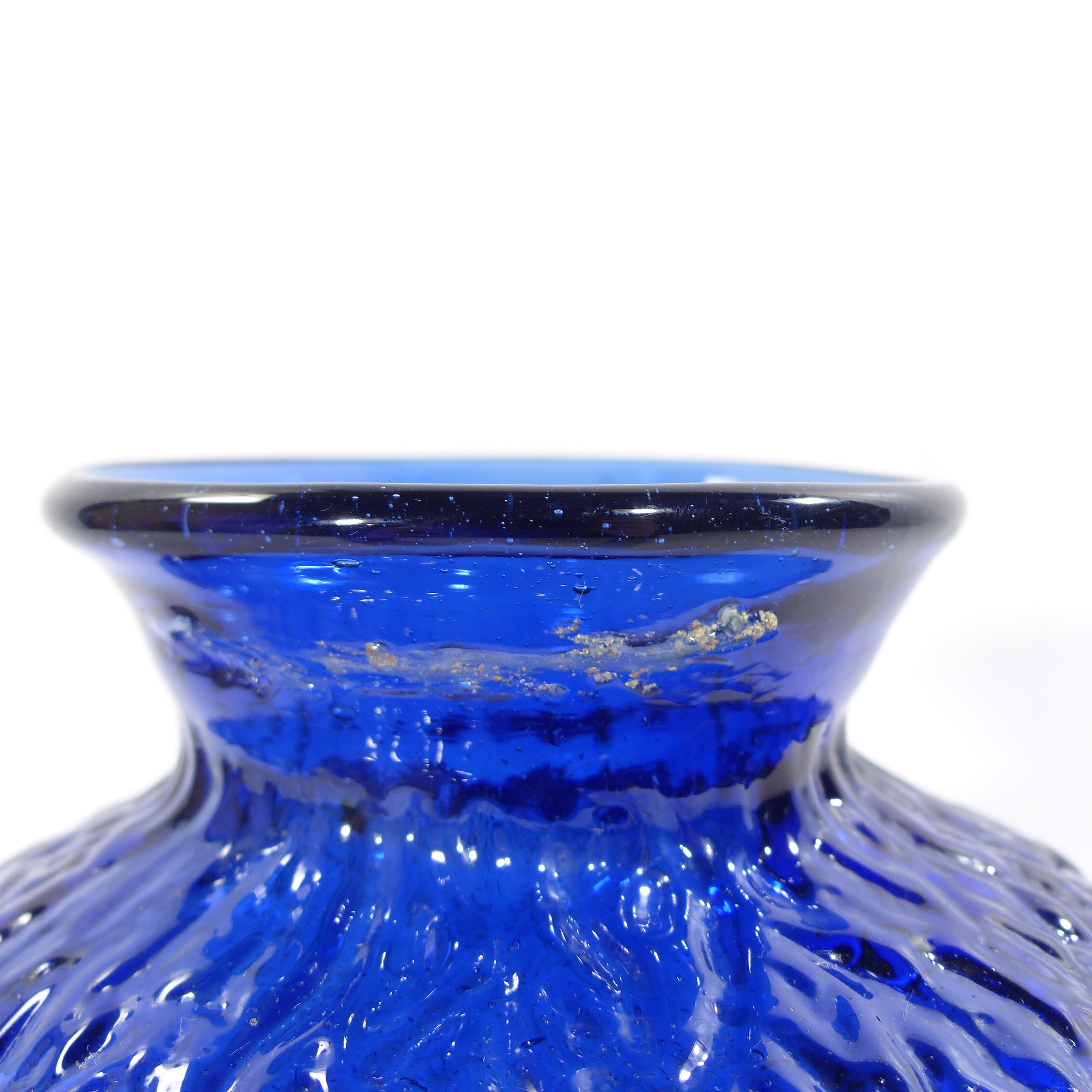 Voir photo 4 de Vase en verre pressé moulé vintage - Bleu roi Vase en verre pressé moulé vintage - Bleu roi Bon état reconditionné photo 4