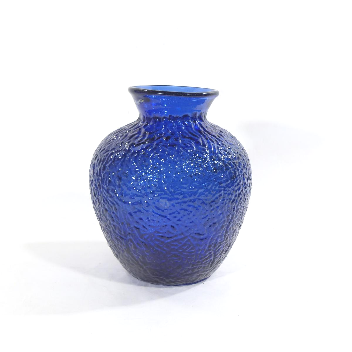 Vase en verre pressé moulé vintage - Bleu roi Bon état - 19,00 € Vase en verre pressé moulé vintage - Bleu roi Bon état reconditionné disponible sur Label Emmaüs