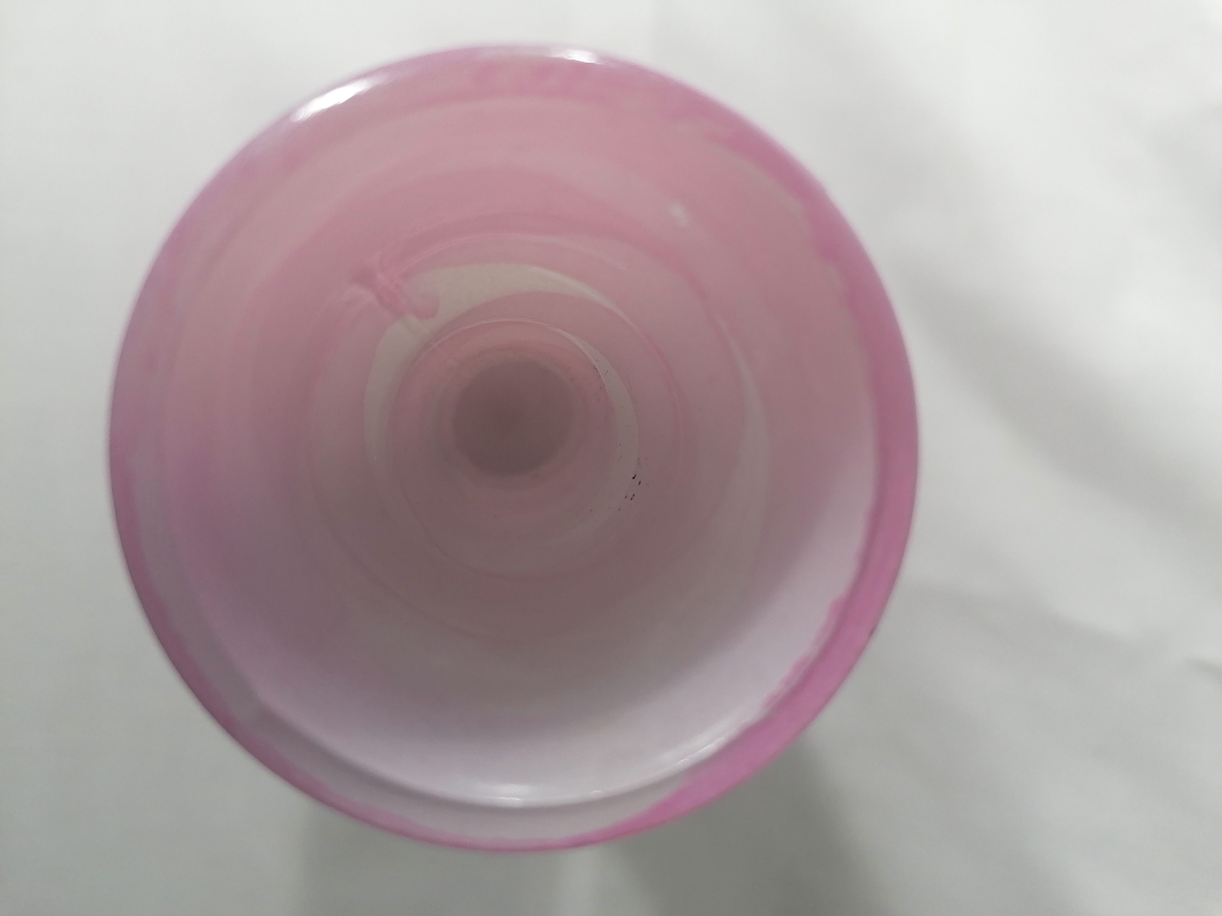 Voir photo 2 de Vase en verre rose et blanc Vase en verre rose et blanc Bon état reconditionné photo 2