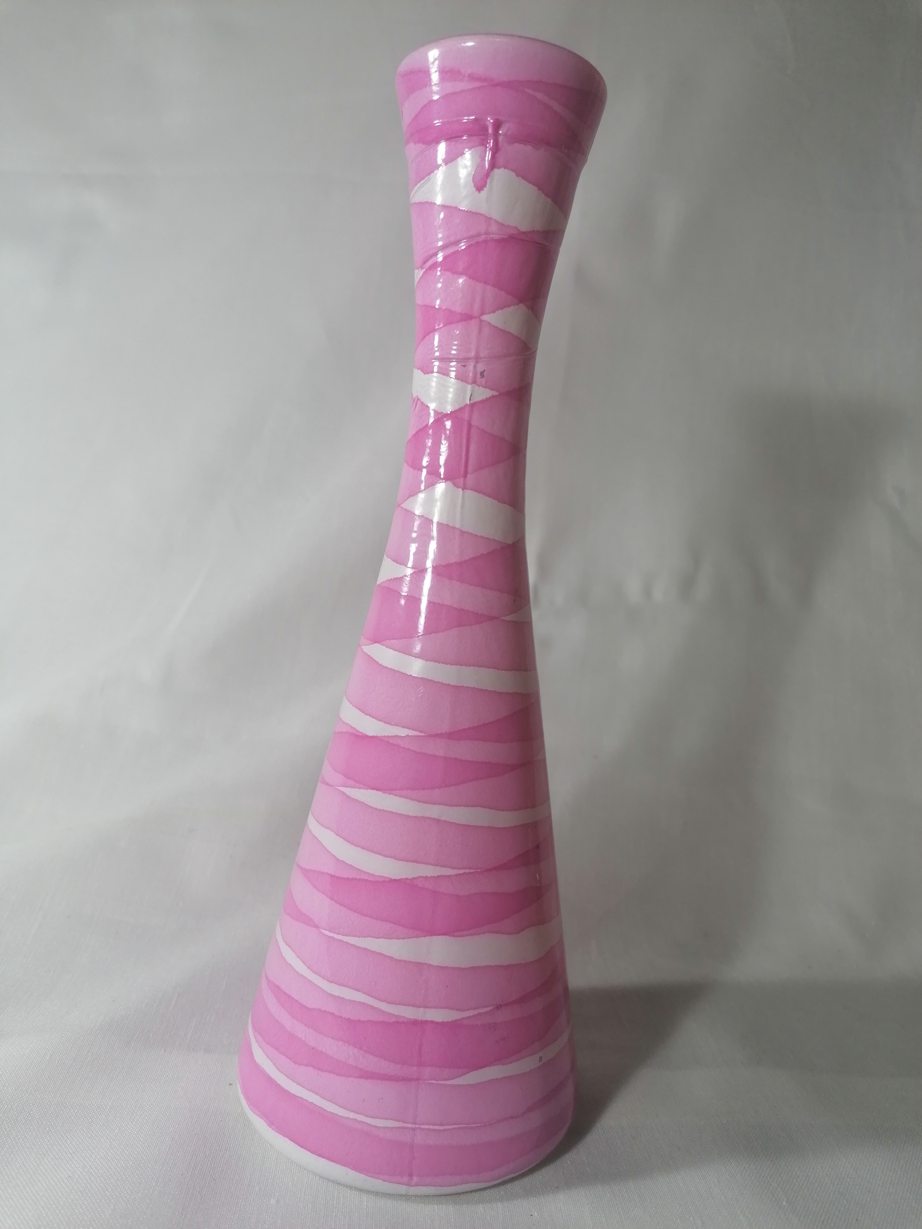 Vase en verre rose et blanc Bon état - 12,00 € Vase en verre rose et blanc Bon état reconditionné disponible sur Label Emmaüs