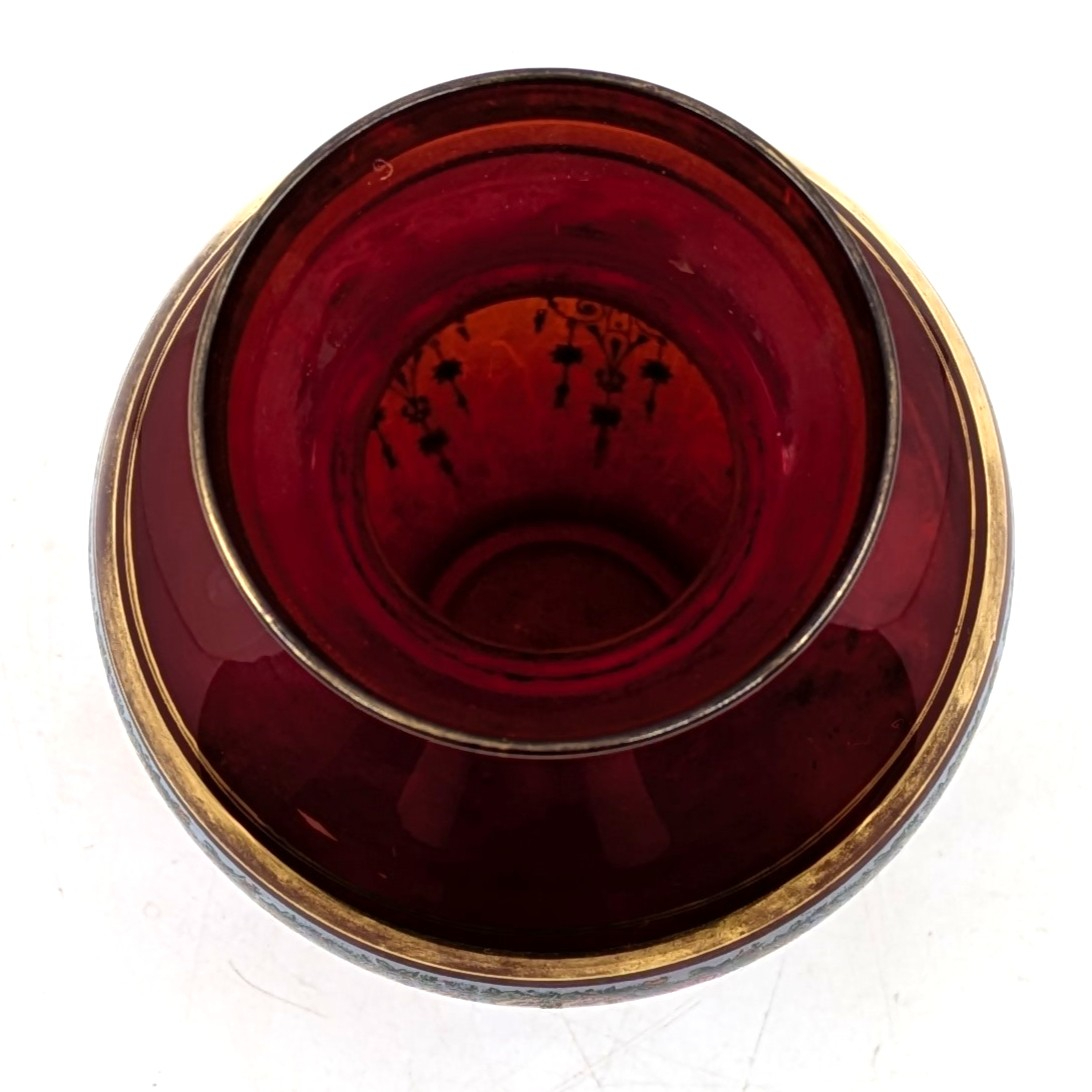 Voir photo 2 de Vase en verre rouge décoré de motifs floraux et rehauts dorés Vase en verre rouge décoré de motifs floraux et rehauts dorés Bon état reconditionné photo 2