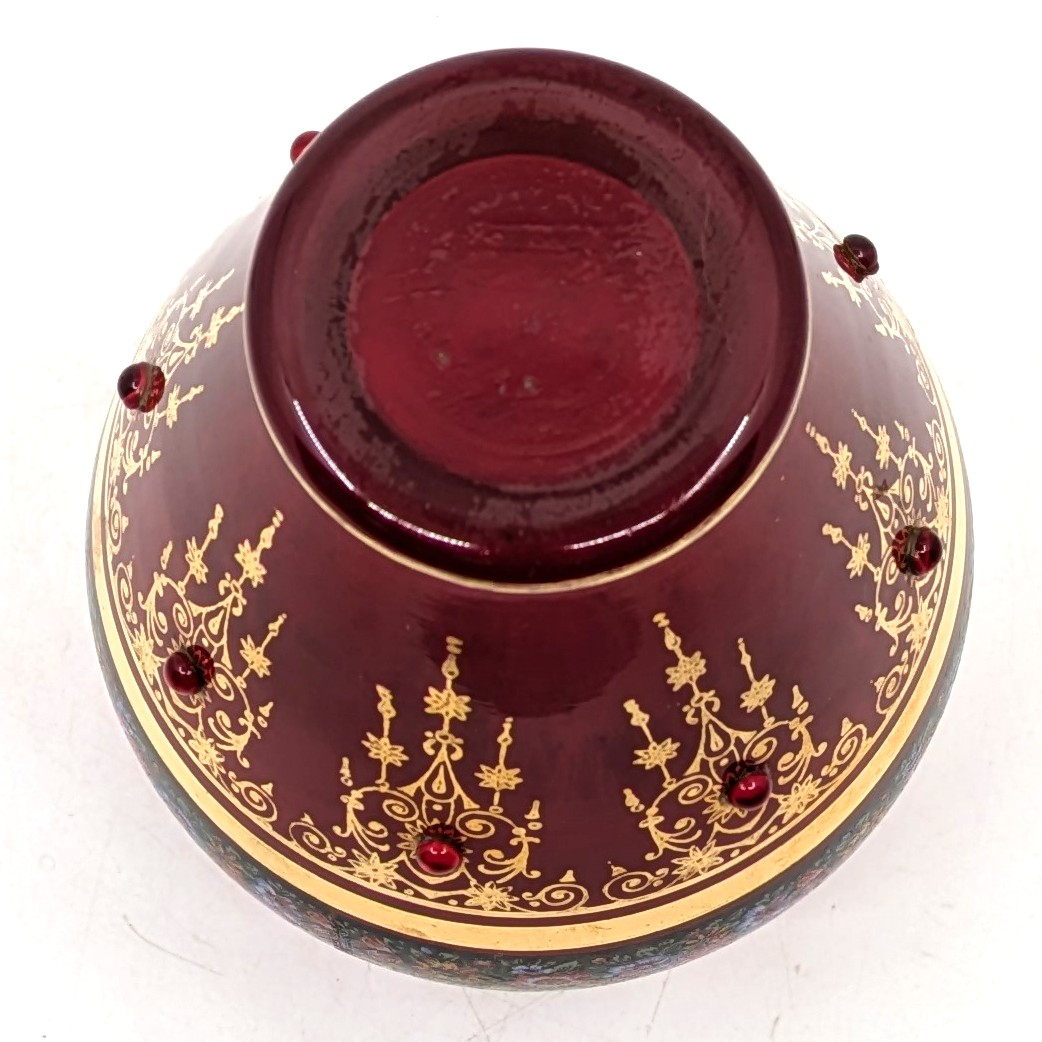 Voir photo 3 de Vase en verre rouge décoré de motifs floraux et rehauts dorés Vase en verre rouge décoré de motifs floraux et rehauts dorés Bon état reconditionné photo 3