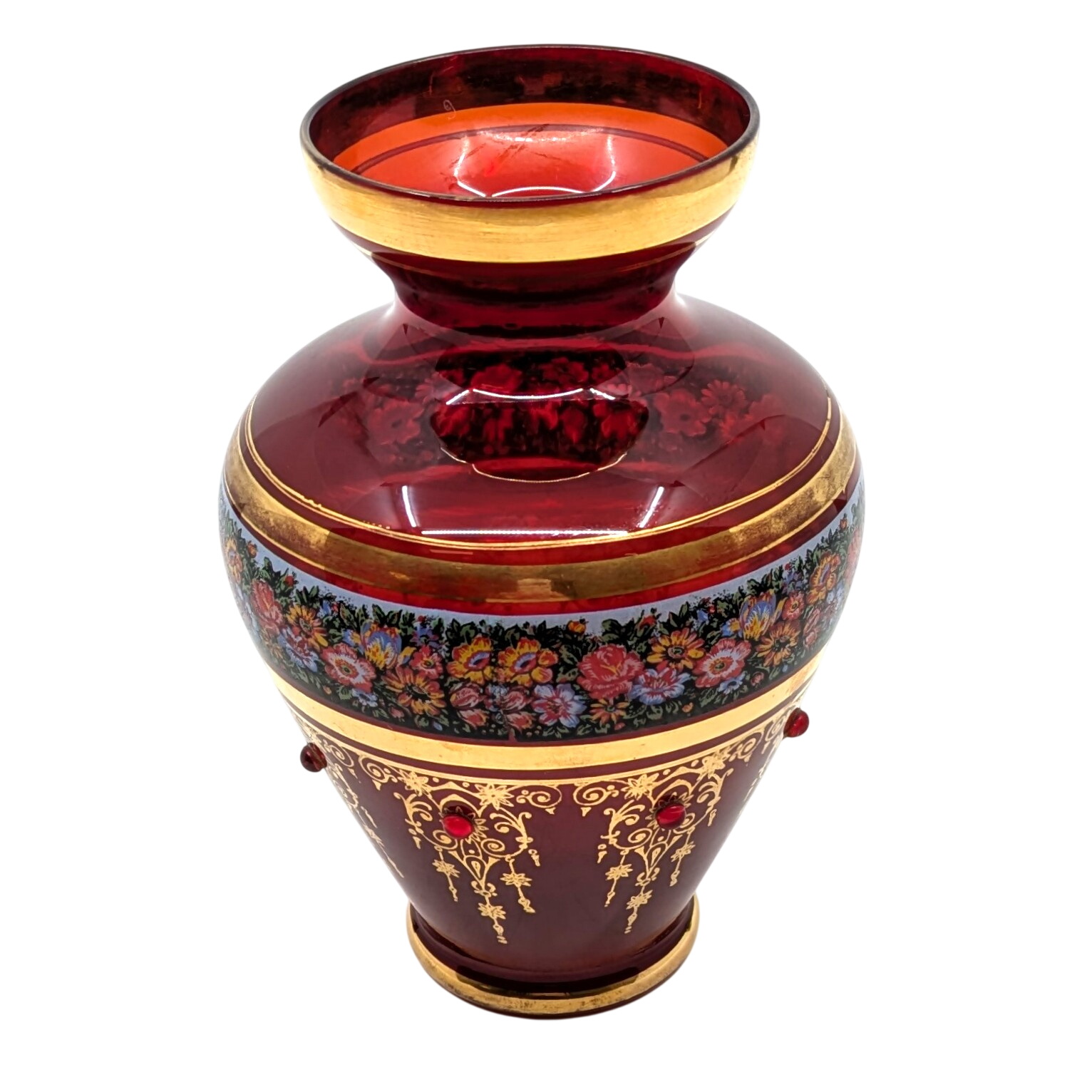Vase en verre rouge décoré de motifs floraux et rehauts dorés Bon état - 23,80 € Vase en verre rouge décoré de motifs floraux et rehauts dorés Bon état reconditionné disponible sur Label Emmaüs