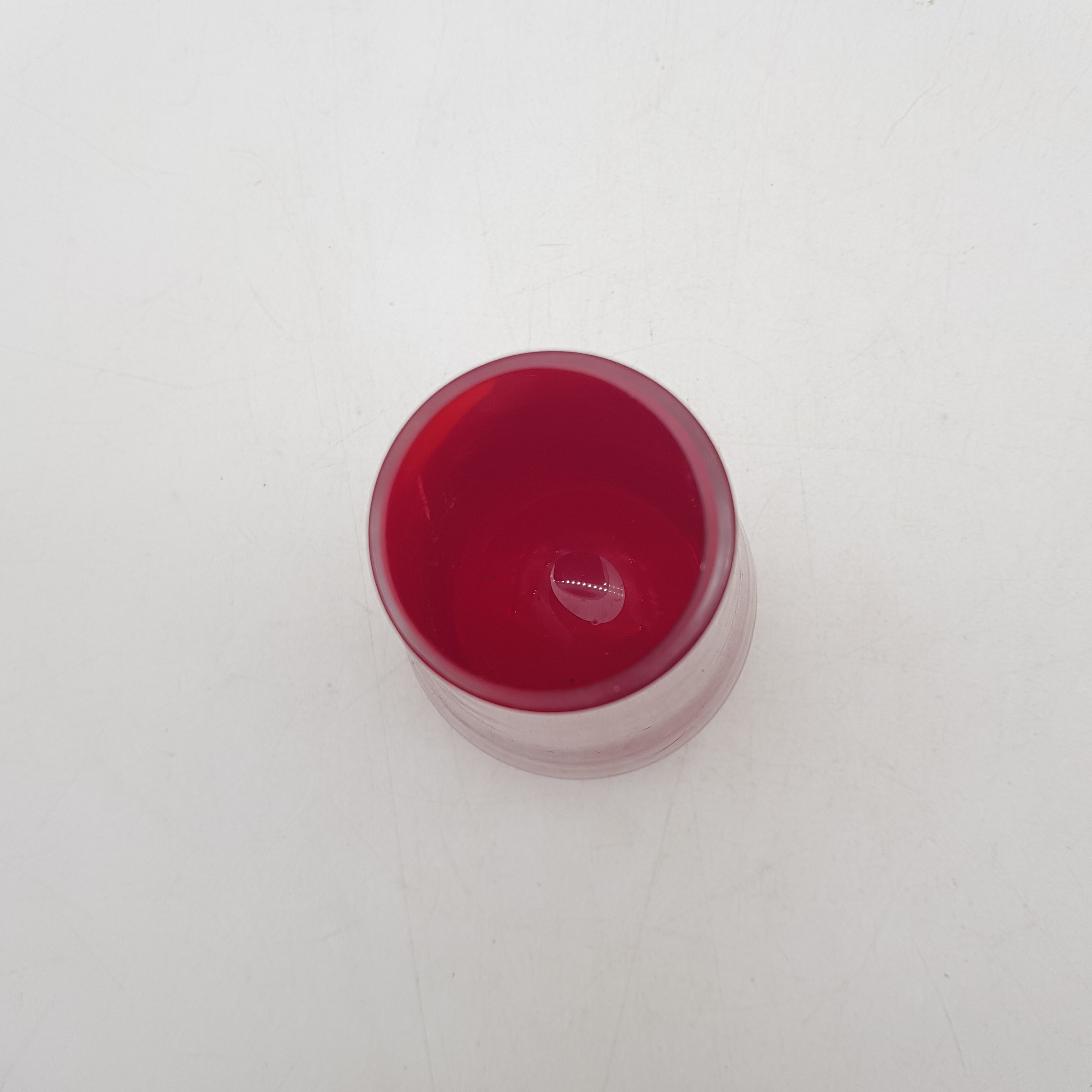 Voir photo 2 de Vase en verre rouge , fond translucide. Vase en verre rouge , fond translucide. Très bon état reconditionné photo 2