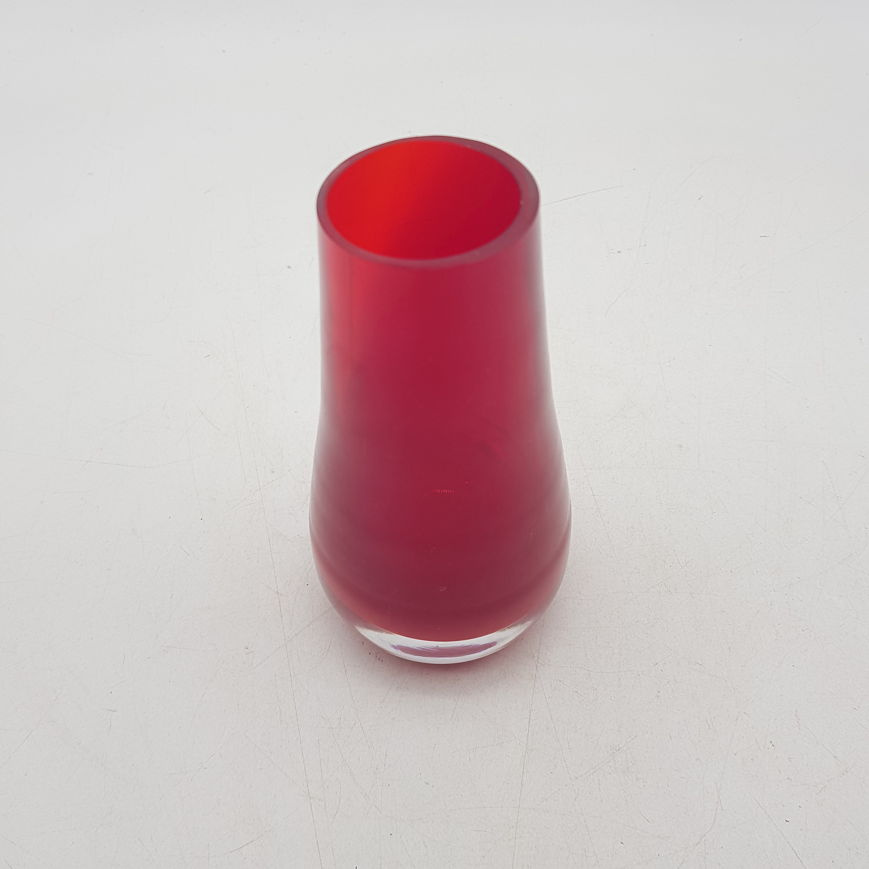 Voir photo 3 de Vase en verre rouge , fond translucide. Vase en verre rouge , fond translucide. Très bon état reconditionné photo 3