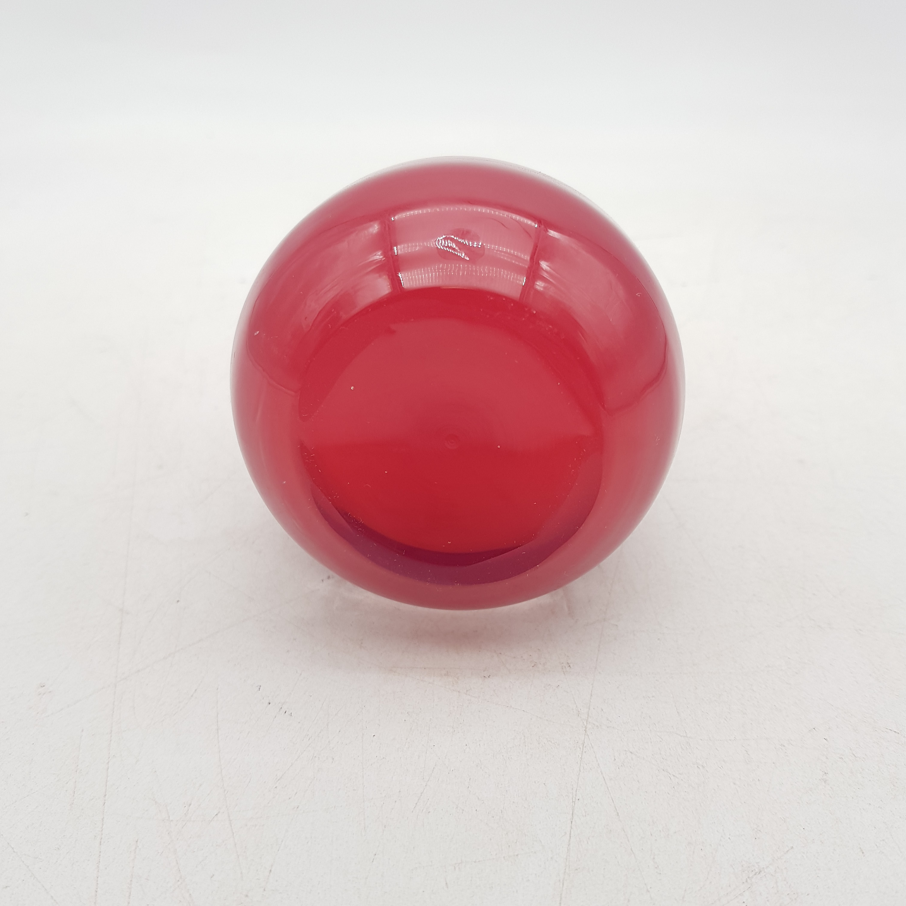 Voir photo 5 de Vase en verre rouge , fond translucide. Vase en verre rouge , fond translucide. Très bon état reconditionné photo 5