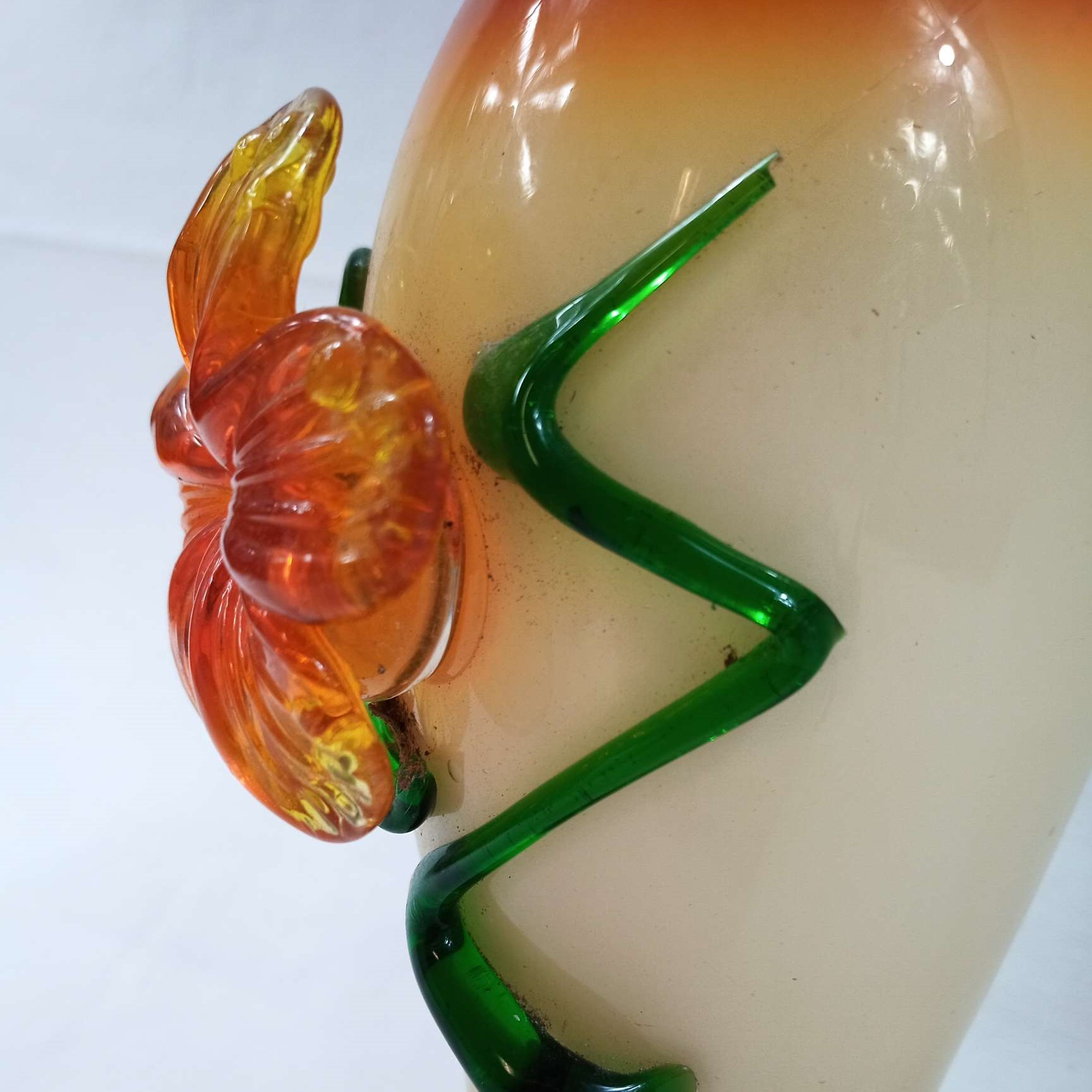 Voir photo 4 de Vase en verre soufflé à motif floral en verre filé Vase en verre soufflé à motif floral en verre filé Bon état reconditionné photo 4