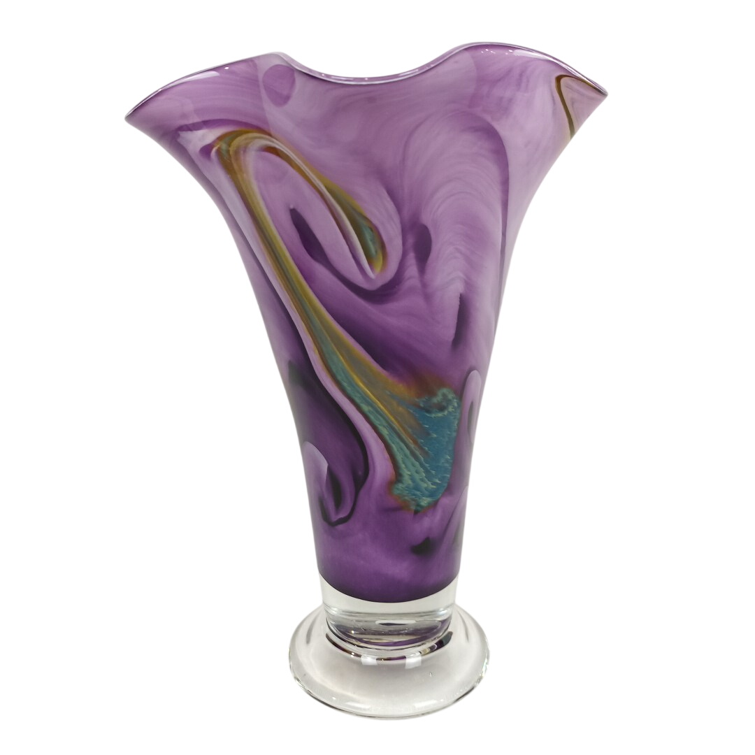 Vase en verre soufflé aux volutes violettes style Murano Très bon état - 88,00 € Vase en verre soufflé aux volutes violettes style Murano Très bon état reconditionné disponible sur Label Emmaüs