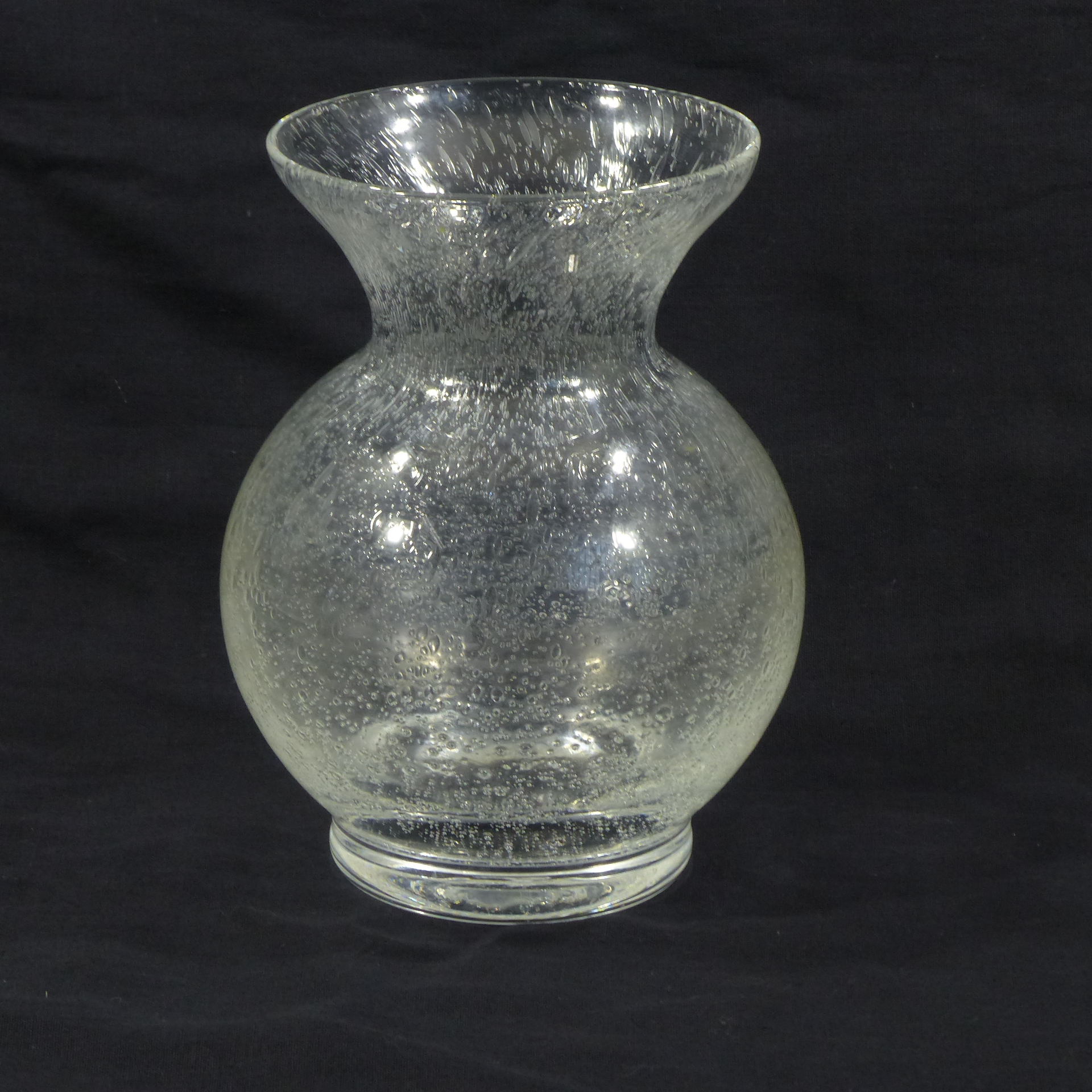 Voir photo 3 de Vase en verre soufflé bullé - Dans le goût de Biot Vase en verre soufflé bullé - Dans le goût de Biot Bon état reconditionné photo 3