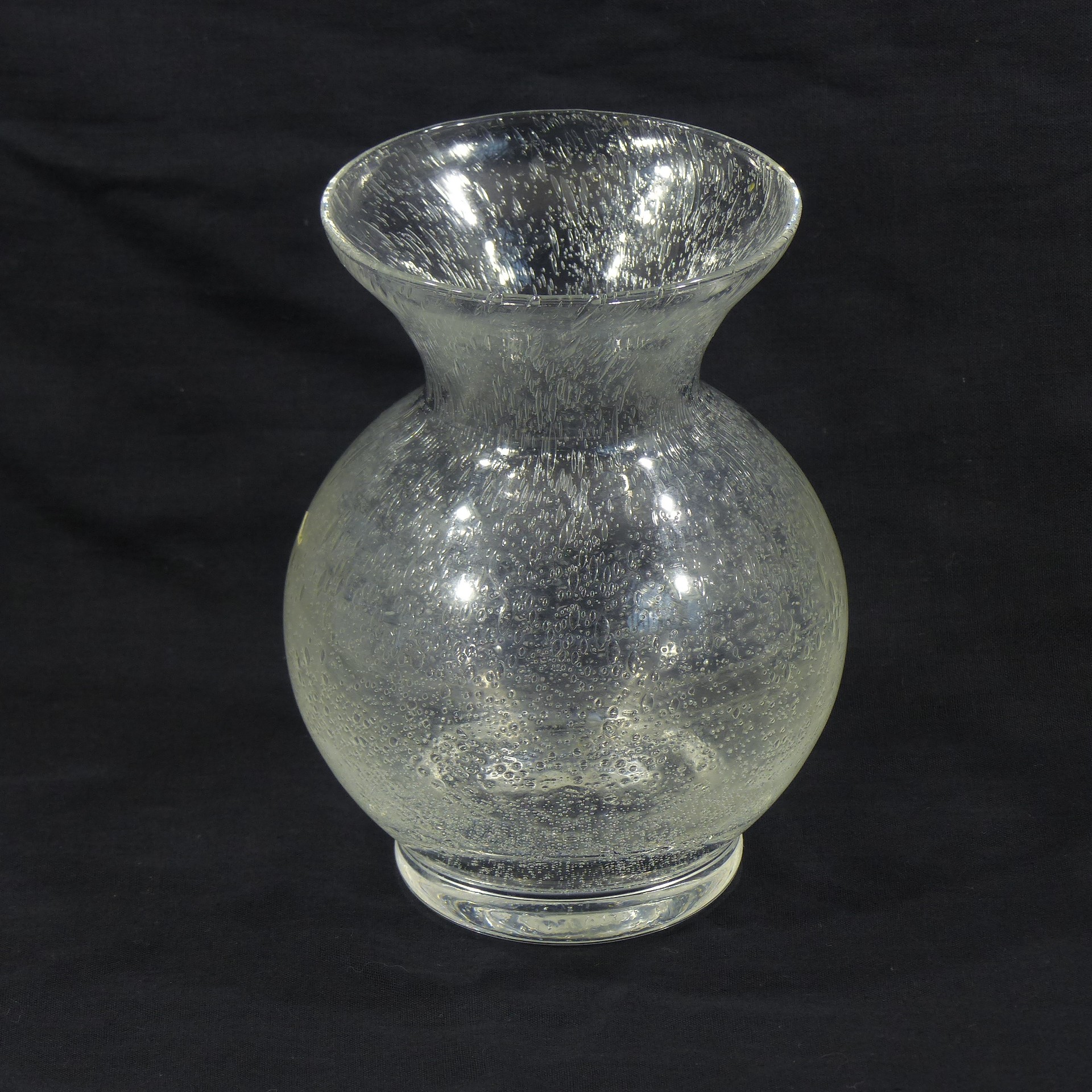 Voir photo 4 de Vase en verre soufflé bullé - Dans le goût de Biot Vase en verre soufflé bullé - Dans le goût de Biot Bon état reconditionné photo 4