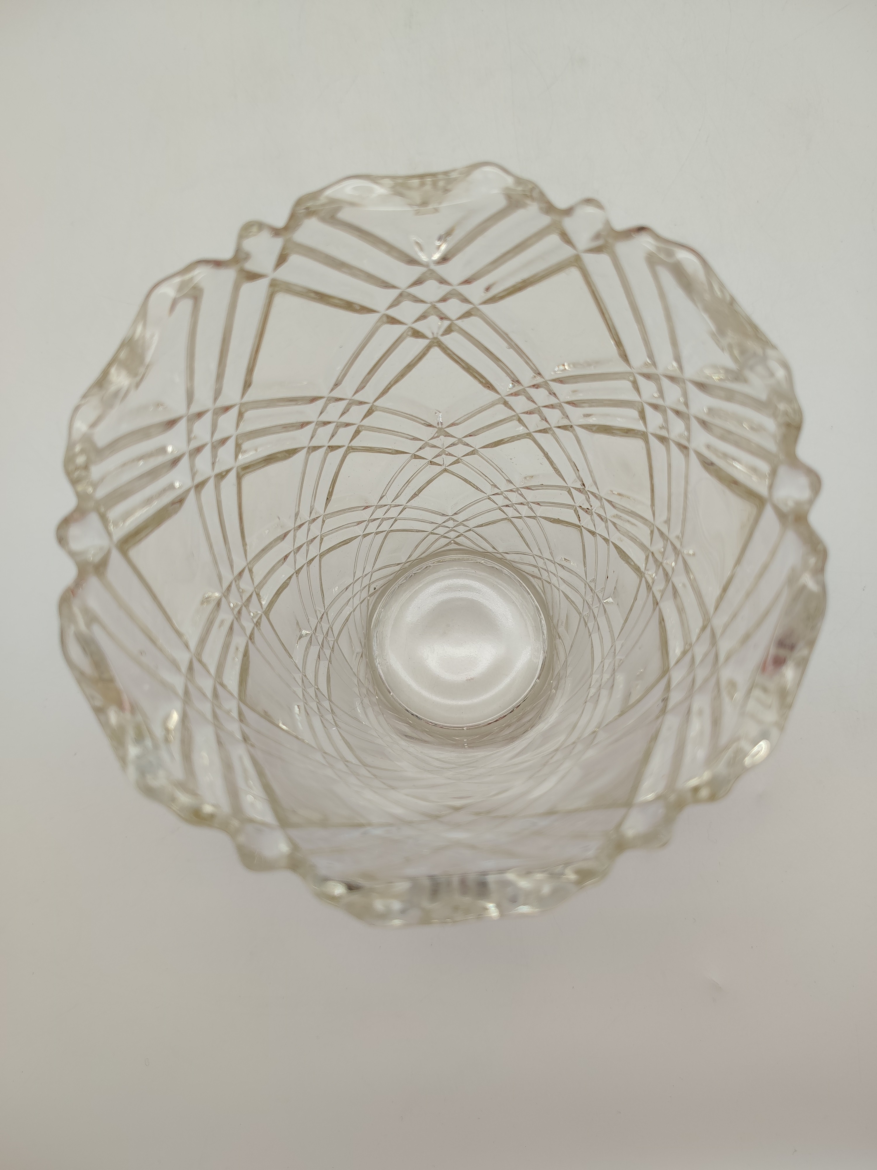 Voir photo 2 de Vase en verre type "pointes de diamant" Vase en verre type "pointes de diamant" Très bon état reconditionné photo 2