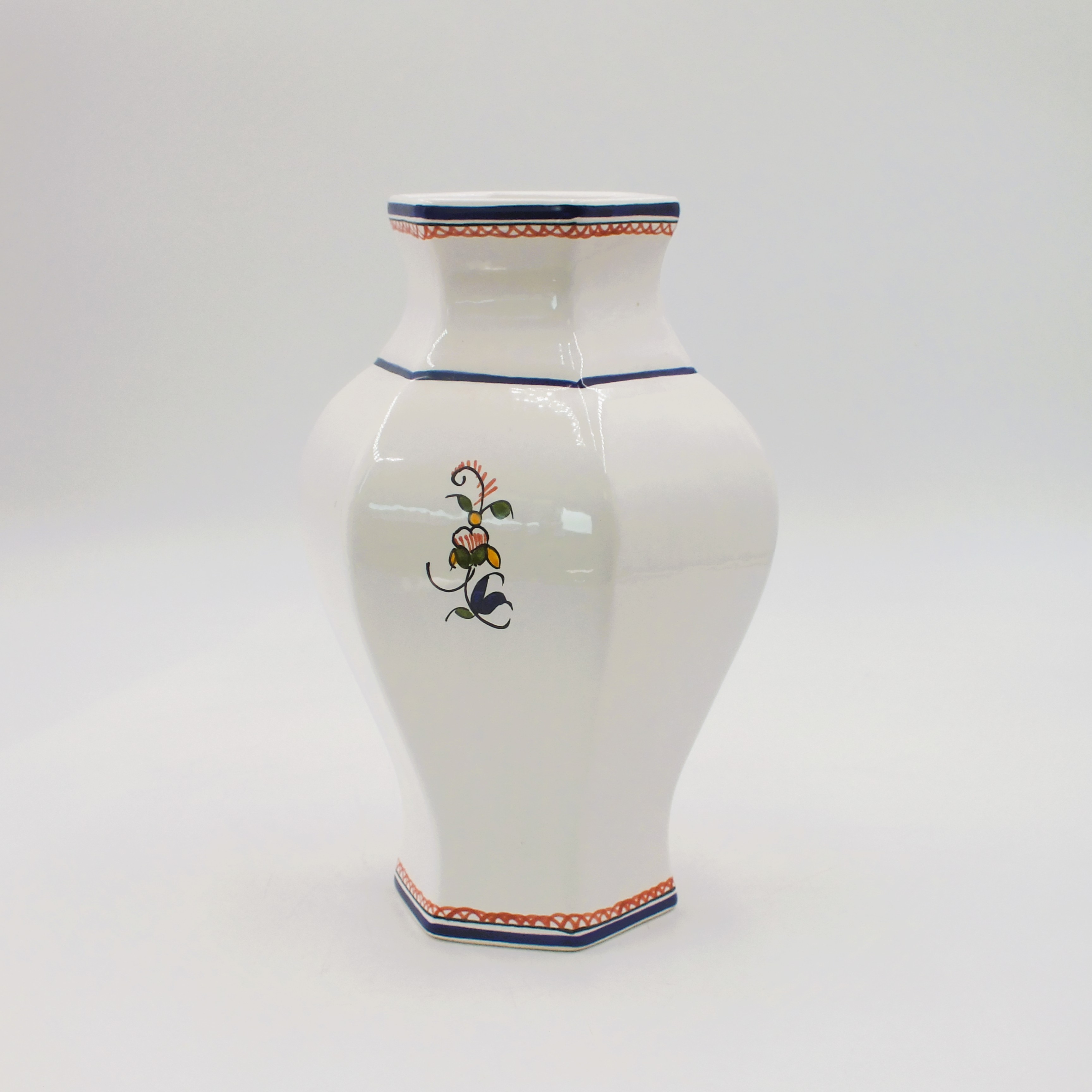 Voir photo 2 de Vase hexagonal motifs Vieux Rouen corne d'abondance Vase hexagonal motifs Vieux Rouen corne d'abondance Parfait état reconditionné photo 2