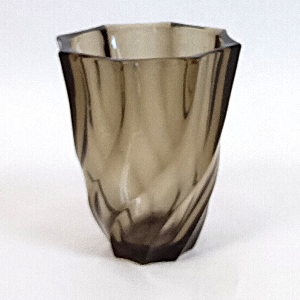 Voir photo 3 de Vase Lever en verre fumé marron à décor torsadé – Ø 13 cm x H 11 cm Vase Lever en verre fumé marron à décor torsadé – Ø 13 cm x H 11 cm Très bon état reconditionné photo 3