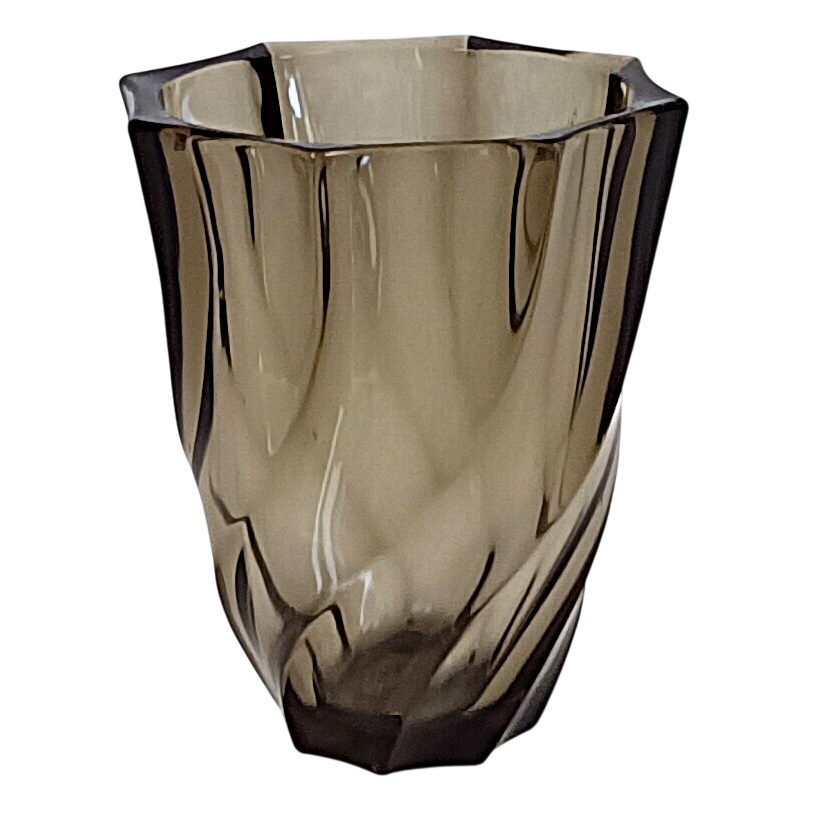 Vase Lever en verre fumé marron à décor torsadé – Ø 13 cm x H 11 cm Très bon état - 15,00 € Vase Lever en verre fumé marron à décor torsadé – Ø 13 cm x H 11 cm Très bon état reconditionné disponible sur Label Emmaüs