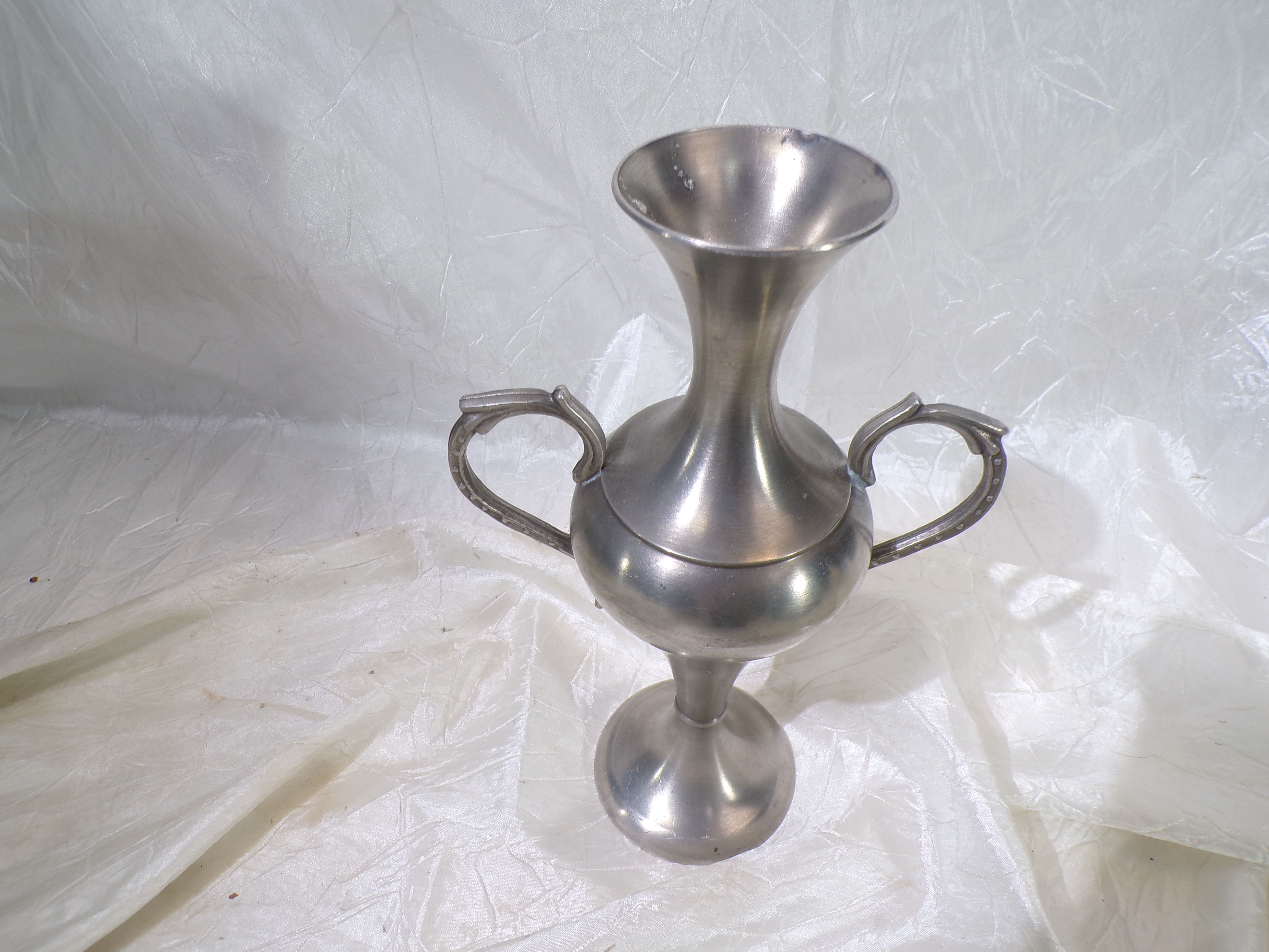 Voir photo 2 de Vase Médicis vintage en étain à deux anses – Style classique / Shabby Chic Vase Médicis vintage en étain à deux anses – Style classique / Shabby Chic Parfait état reconditionné photo 2