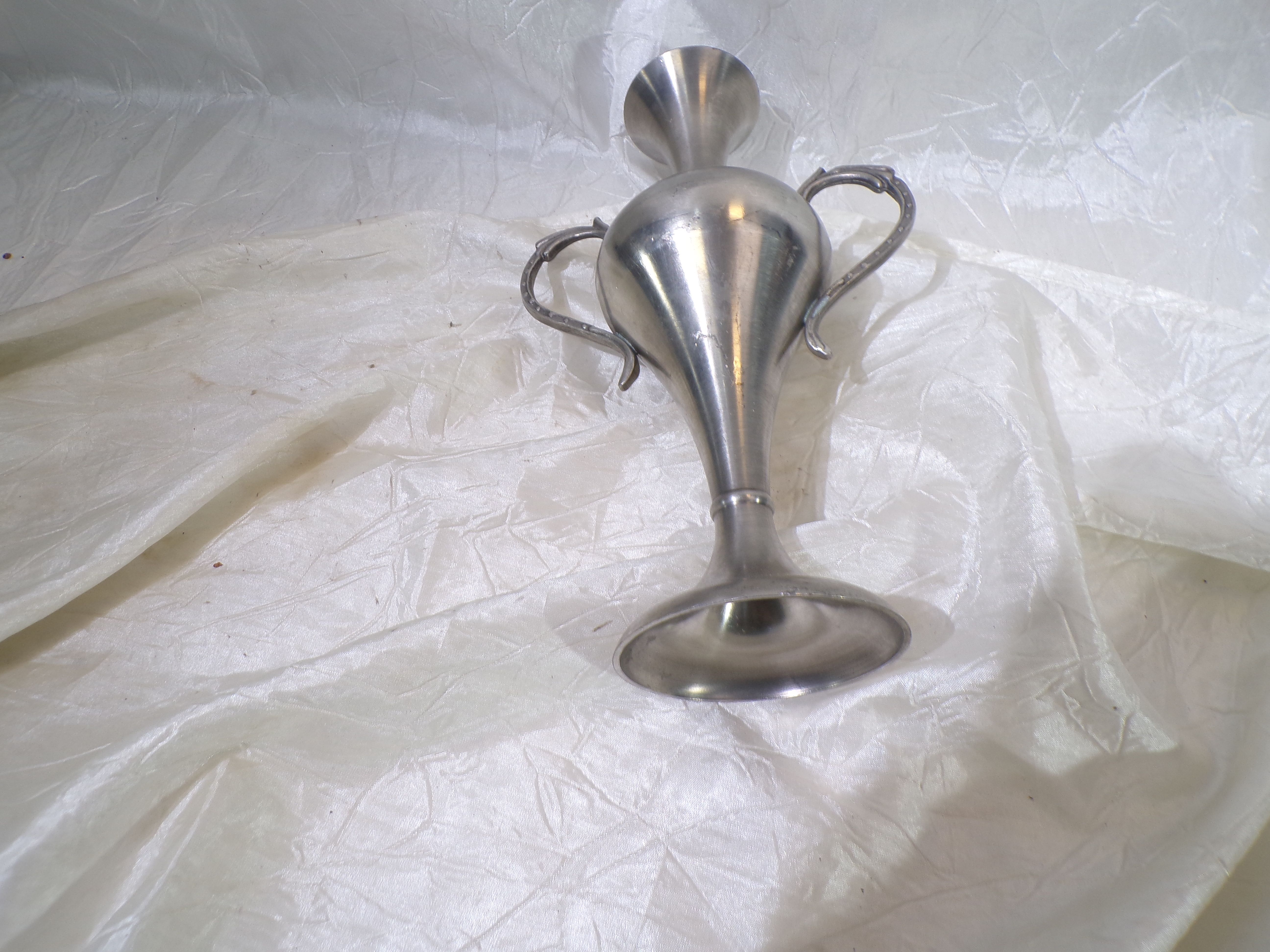 Voir photo 3 de Vase Médicis vintage en étain à deux anses – Style classique / Shabby Chic Vase Médicis vintage en étain à deux anses – Style classique / Shabby Chic Parfait état reconditionné photo 3