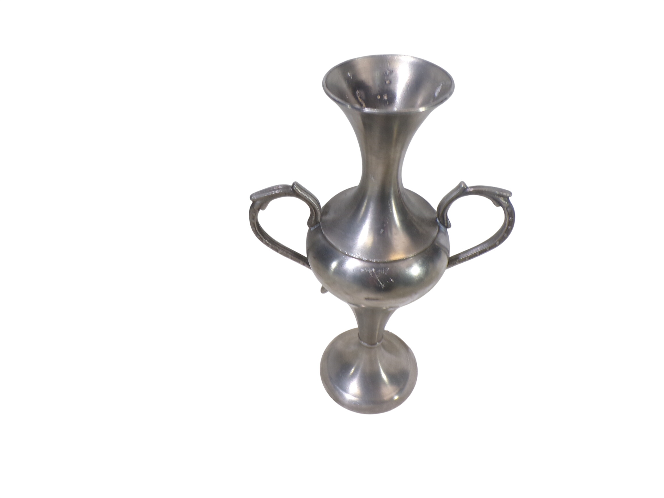 Acheter Vase Médicis vintage en étain à deux anses – Style classique / Shabby Chic Parfait état - 25,00 € Vase Médicis vintage en étain à deux anses – Style classique / Shabby Chic Parfait état reconditionné disponible sur Label Emmaüs