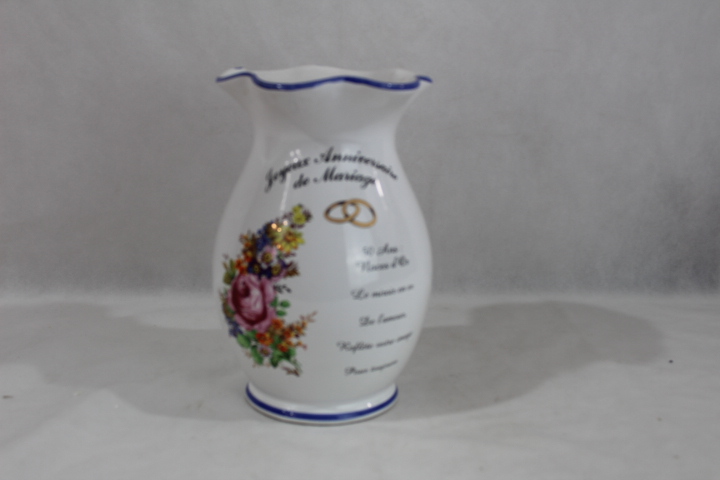 Vase Noces 50 ans de mariage Très bon état - 10,00 € Vase Noces 50 ans de mariage Très bon état reconditionné disponible sur Label Emmaüs