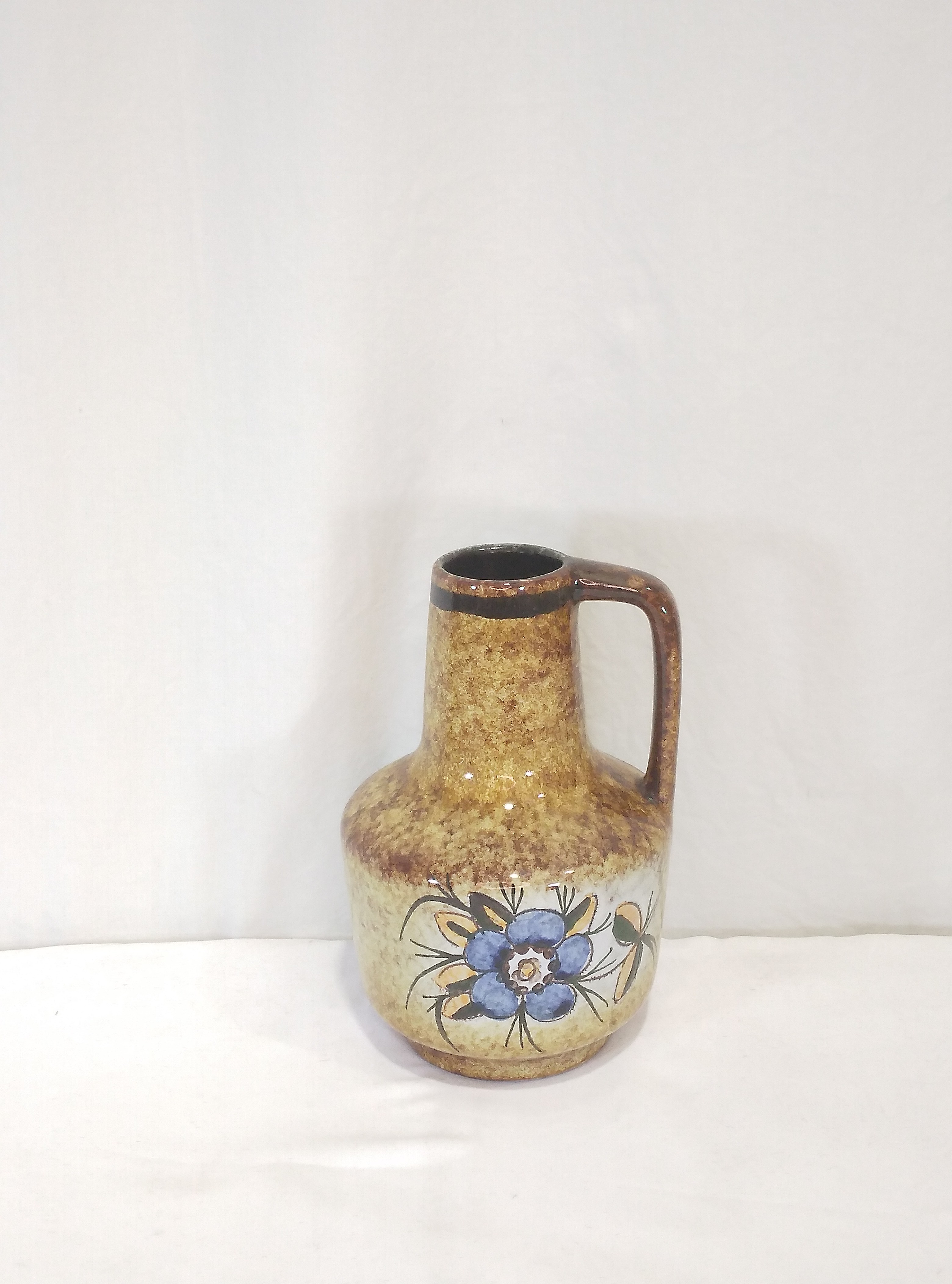 Voir photo 2 de Vase ou Pichet numéroté au décor floral. Vase ou Pichet numéroté au décor floral. Très bon état reconditionné photo 2