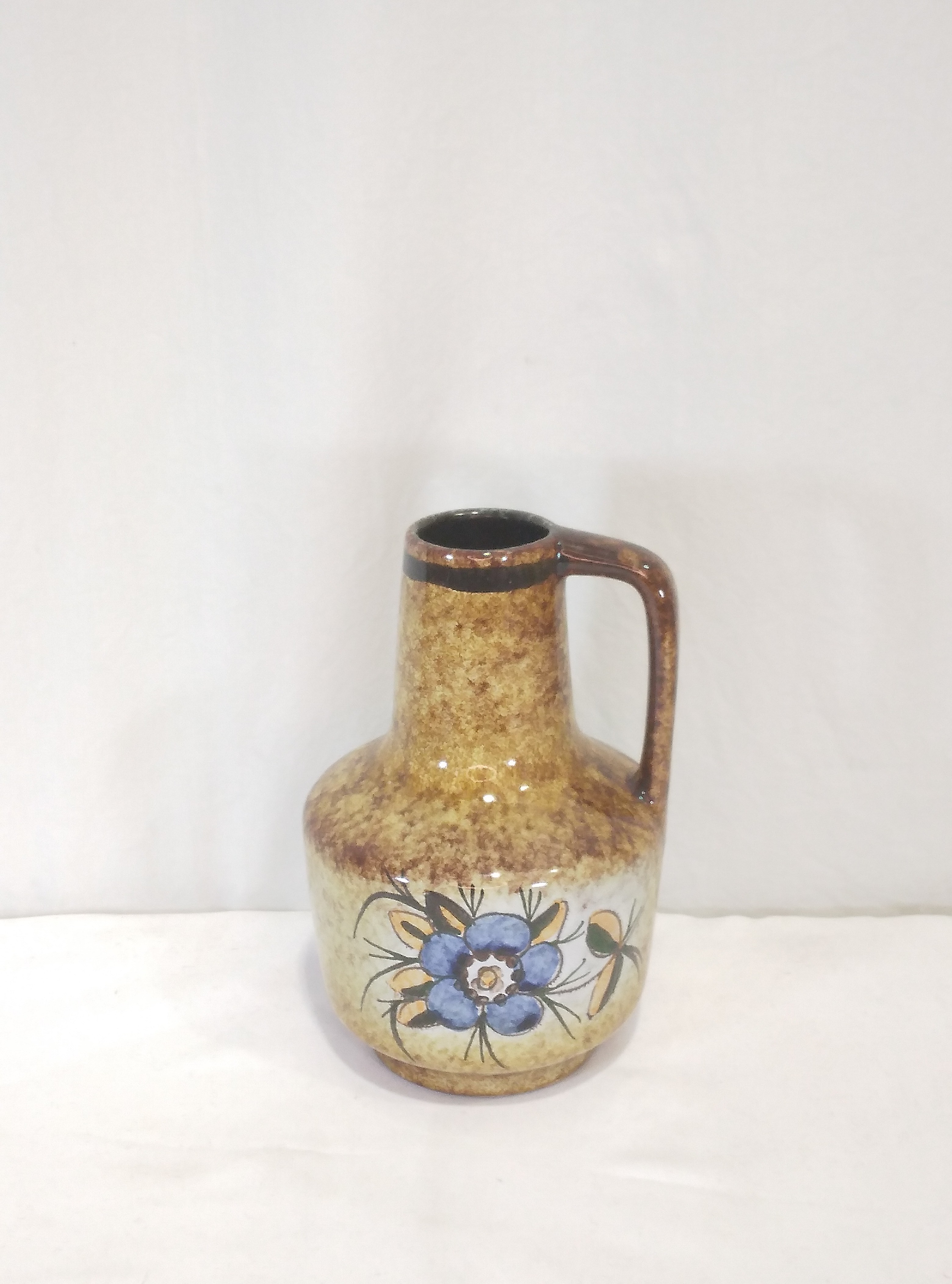 Voir photo 4 de Vase ou Pichet numéroté au décor floral. Vase ou Pichet numéroté au décor floral. Très bon état reconditionné photo 4
