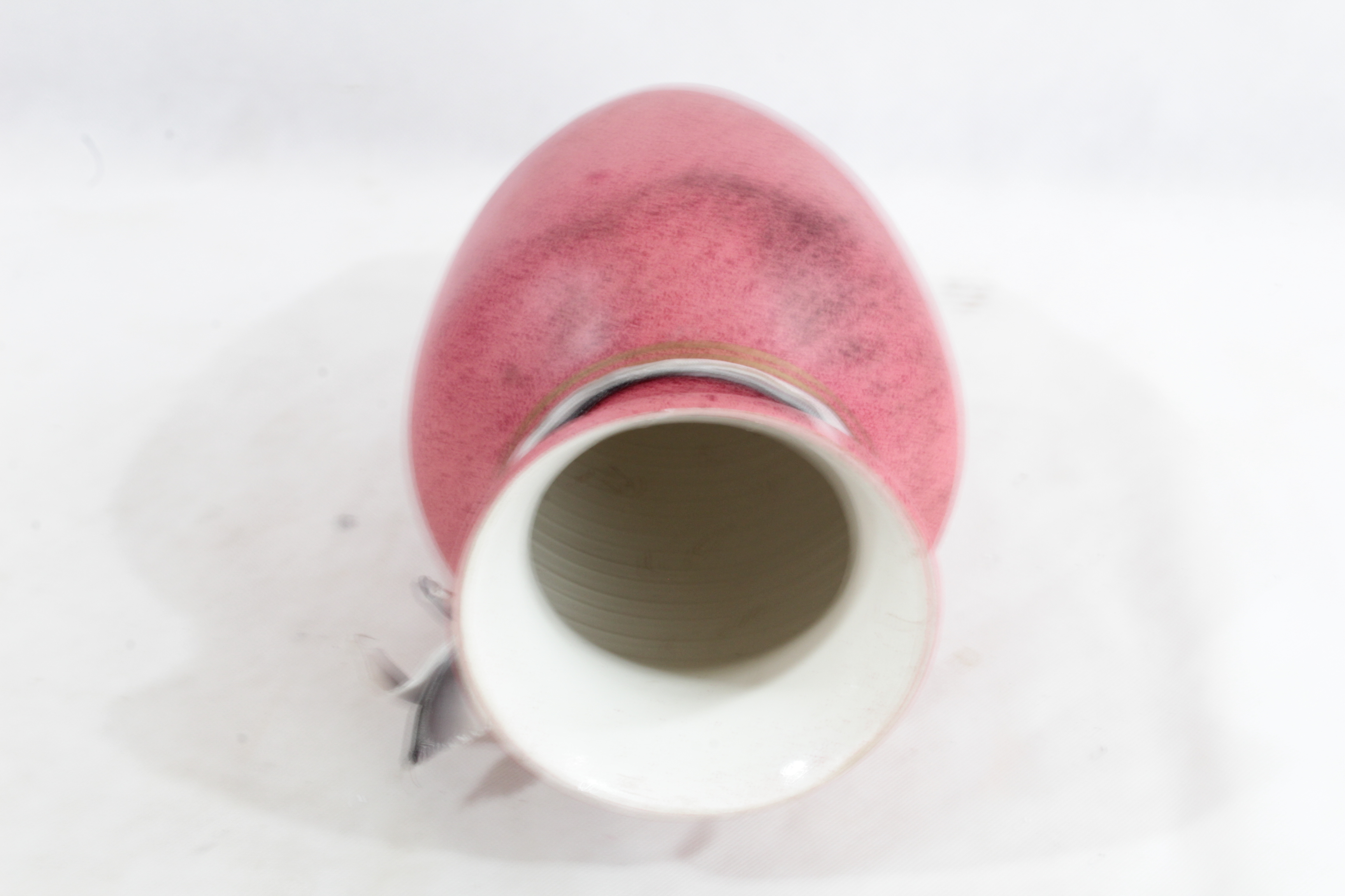 Voir photo 2 de Vase ovoïde en céramique rouge peint en blanc à l'intérieur Vase ovoïde en céramique rouge peint en blanc à l'intérieur Bon état reconditionné photo 2