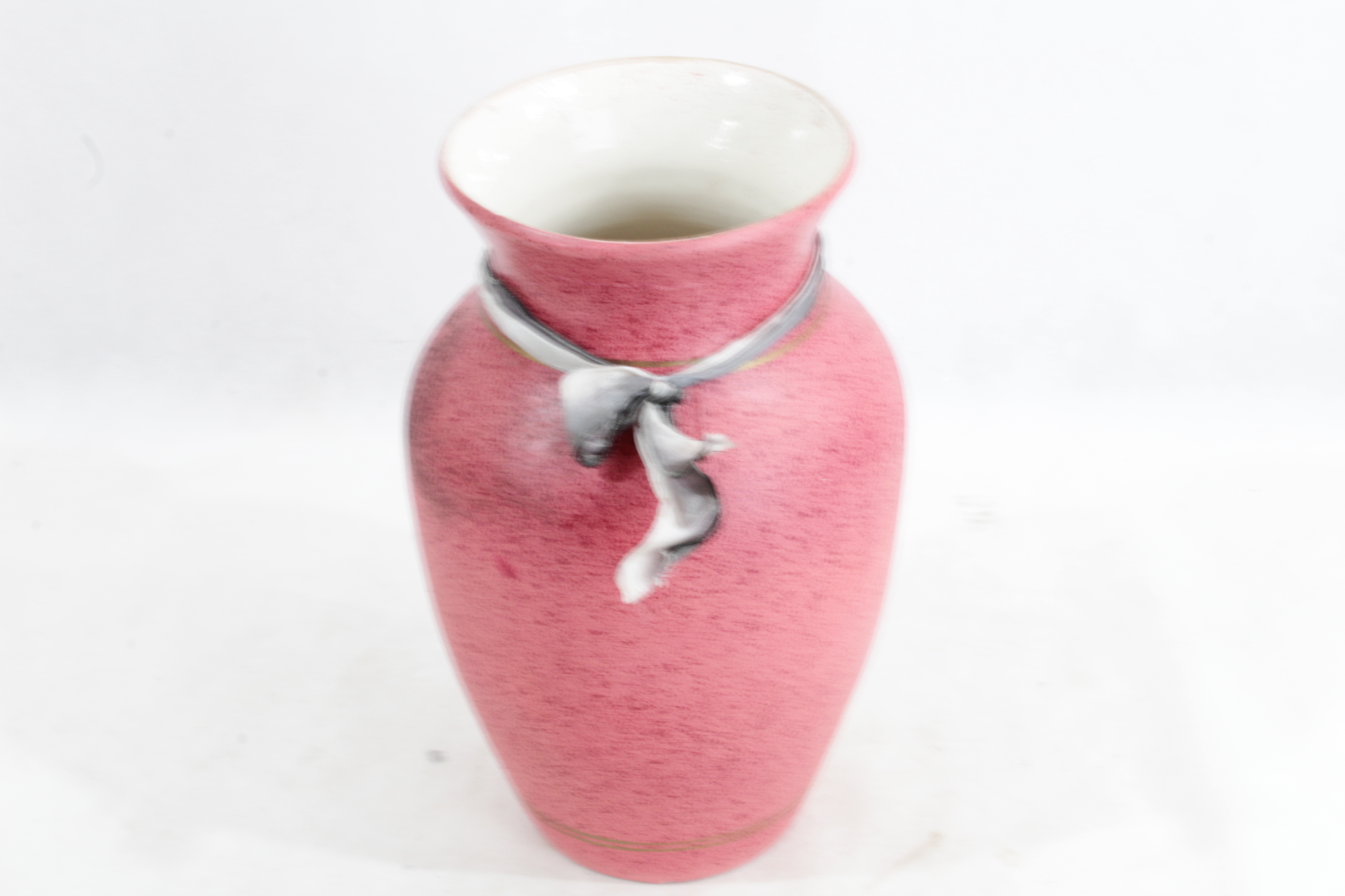 Vase ovoïde en céramique rouge peint en blanc à l'intérieur Bon état - 20,00 € Vase ovoïde en céramique rouge peint en blanc à l'intérieur Bon état reconditionné disponible sur Label Emmaüs