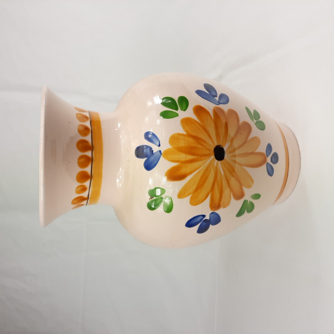Vase rustique en faience décorée de fleurs Très bon état - 15,00 € Vase rustique en faience décorée de fleurs Très bon état reconditionné disponible sur Label Emmaüs
