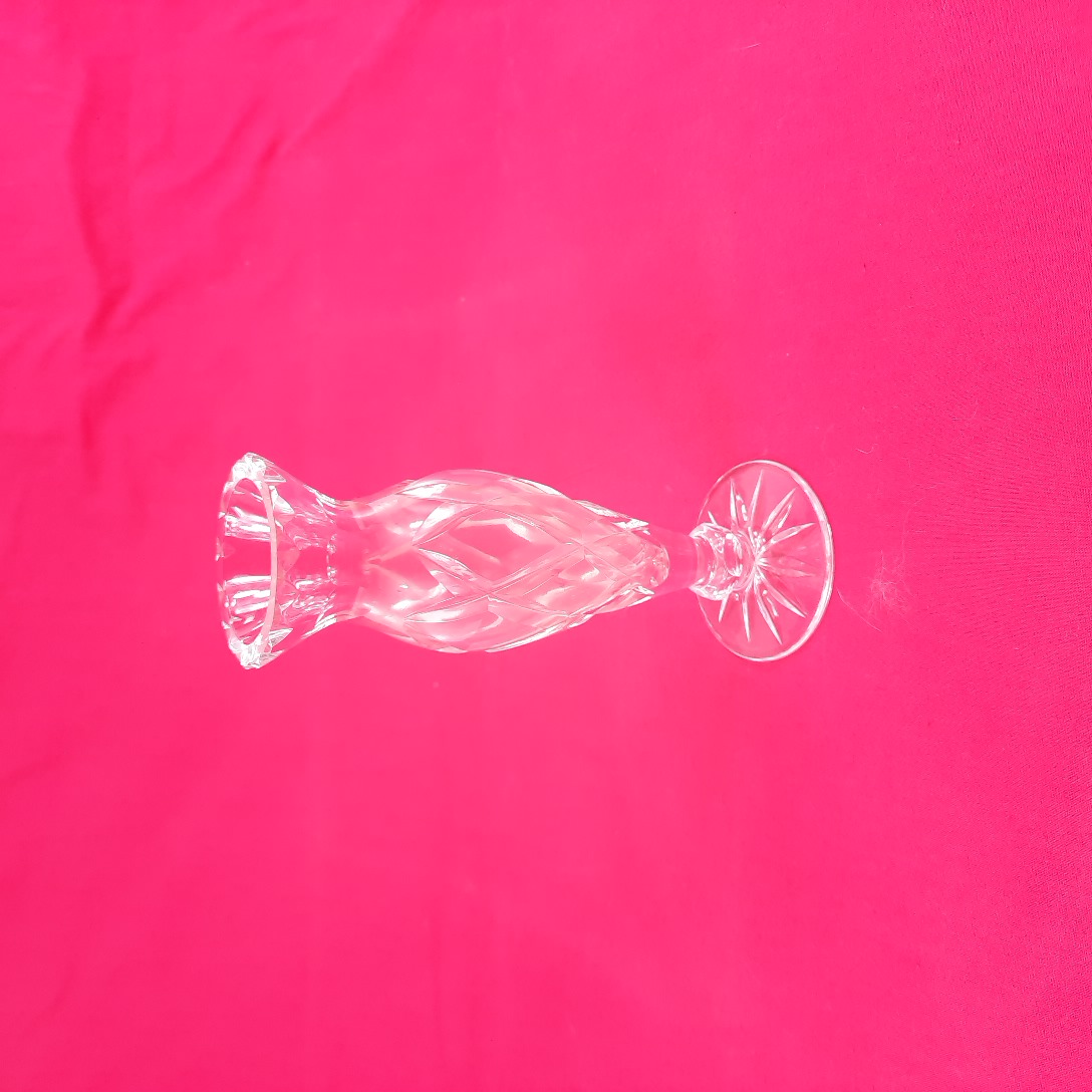Vase soliflor classique en verre moulé transparent Très bon état - 12,00 € Vase soliflor classique en verre moulé transparent Très bon état reconditionné disponible sur Label Emmaüs