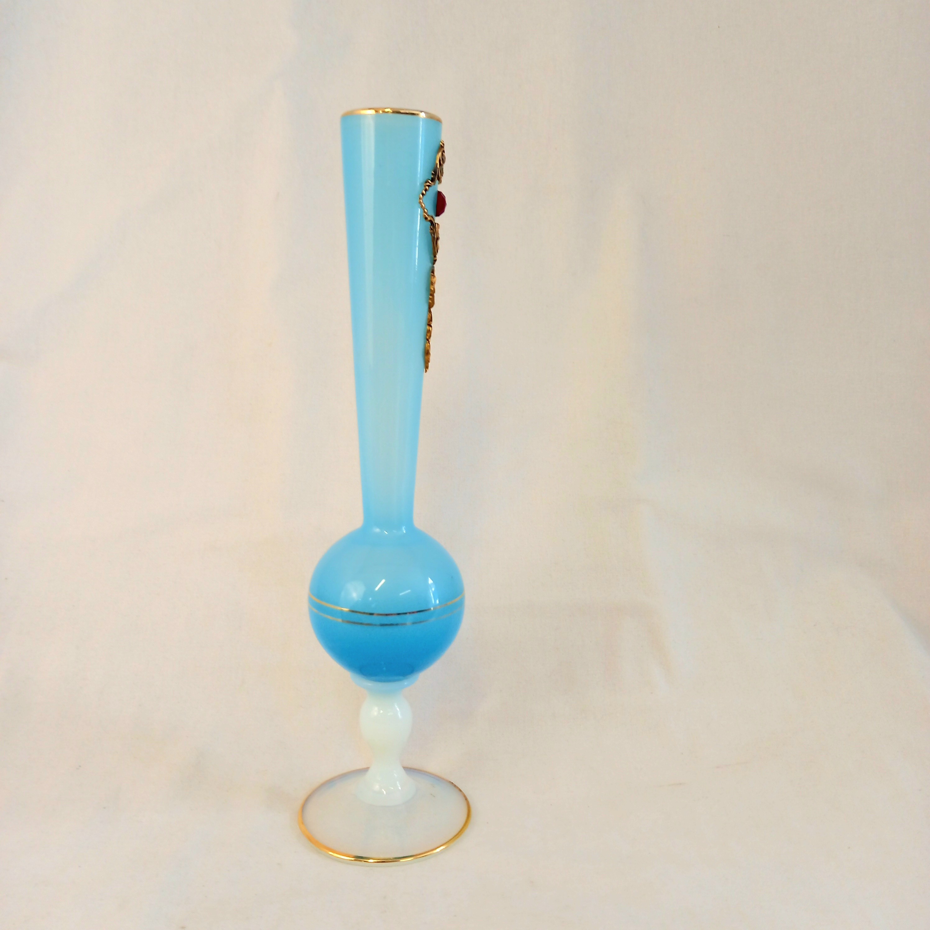 Voir photo 2 de Vase soliflore en opaline, blanc et bleu Vase soliflore en opaline, blanc et bleu Bon état reconditionné photo 2