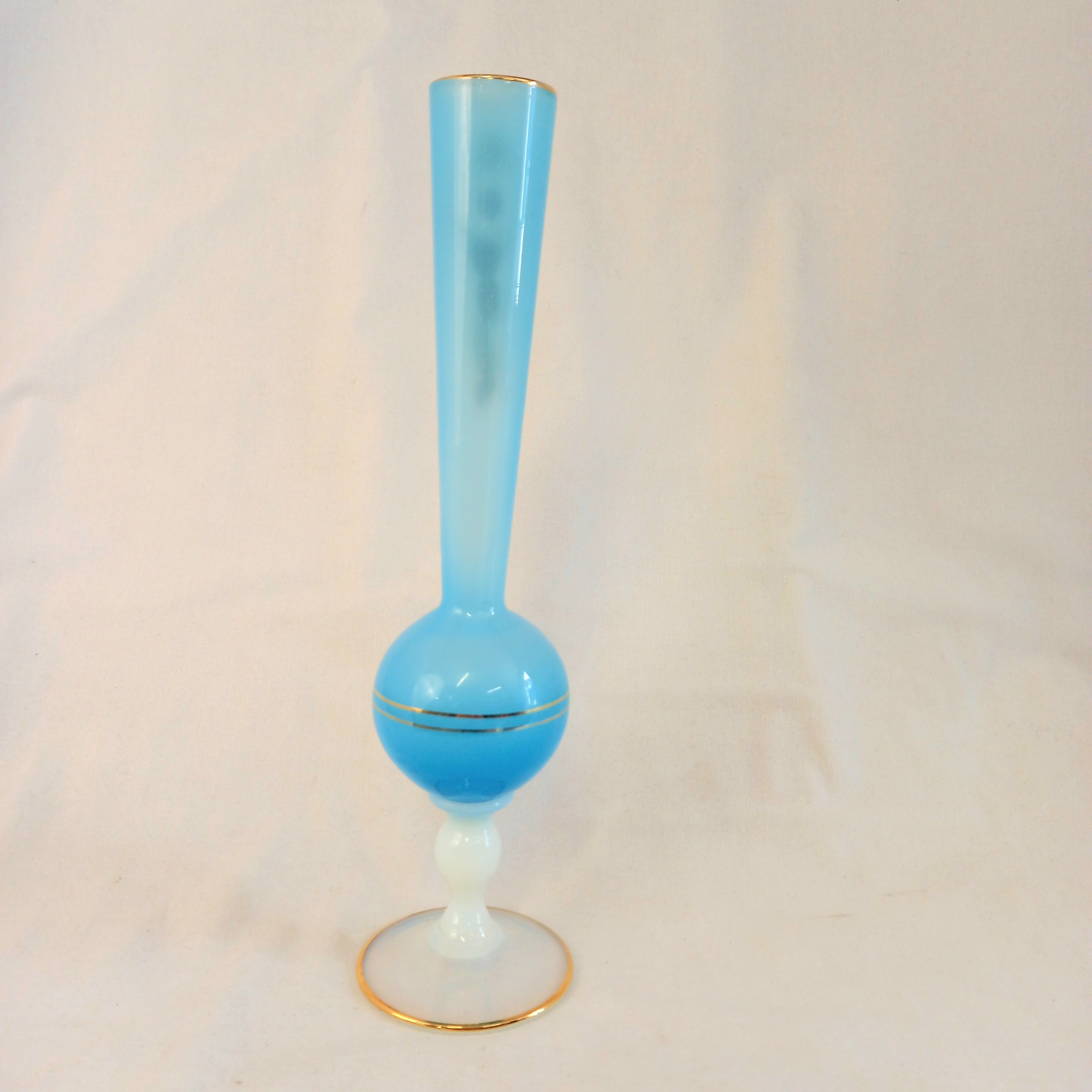 Voir photo 3 de Vase soliflore en opaline, blanc et bleu Vase soliflore en opaline, blanc et bleu Bon état reconditionné photo 3