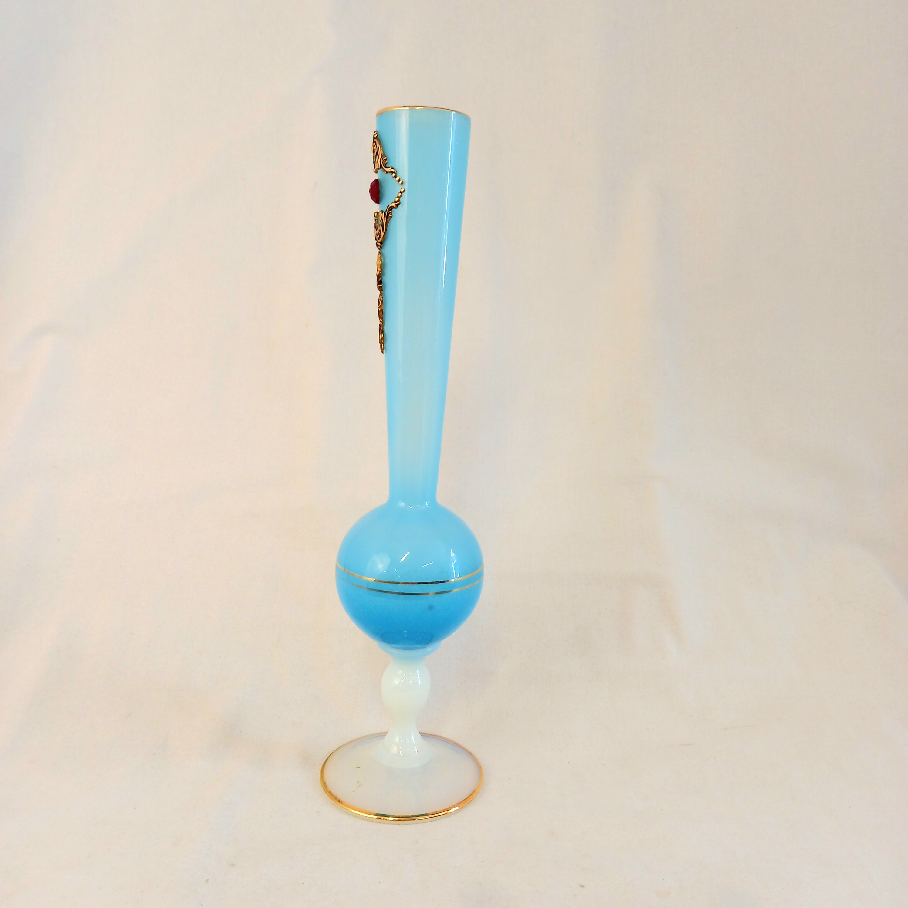 Voir photo 4 de Vase soliflore en opaline, blanc et bleu Vase soliflore en opaline, blanc et bleu Bon état reconditionné photo 4