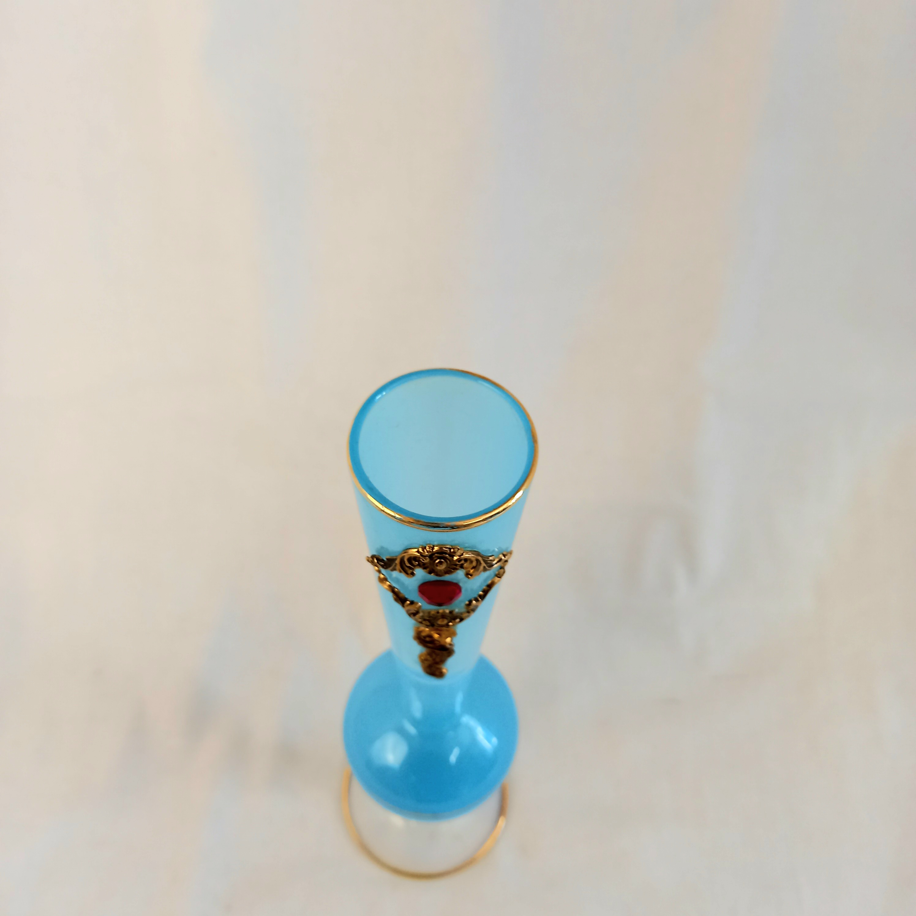 Voir photo 5 de Vase soliflore en opaline, blanc et bleu Vase soliflore en opaline, blanc et bleu Bon état reconditionné photo 5