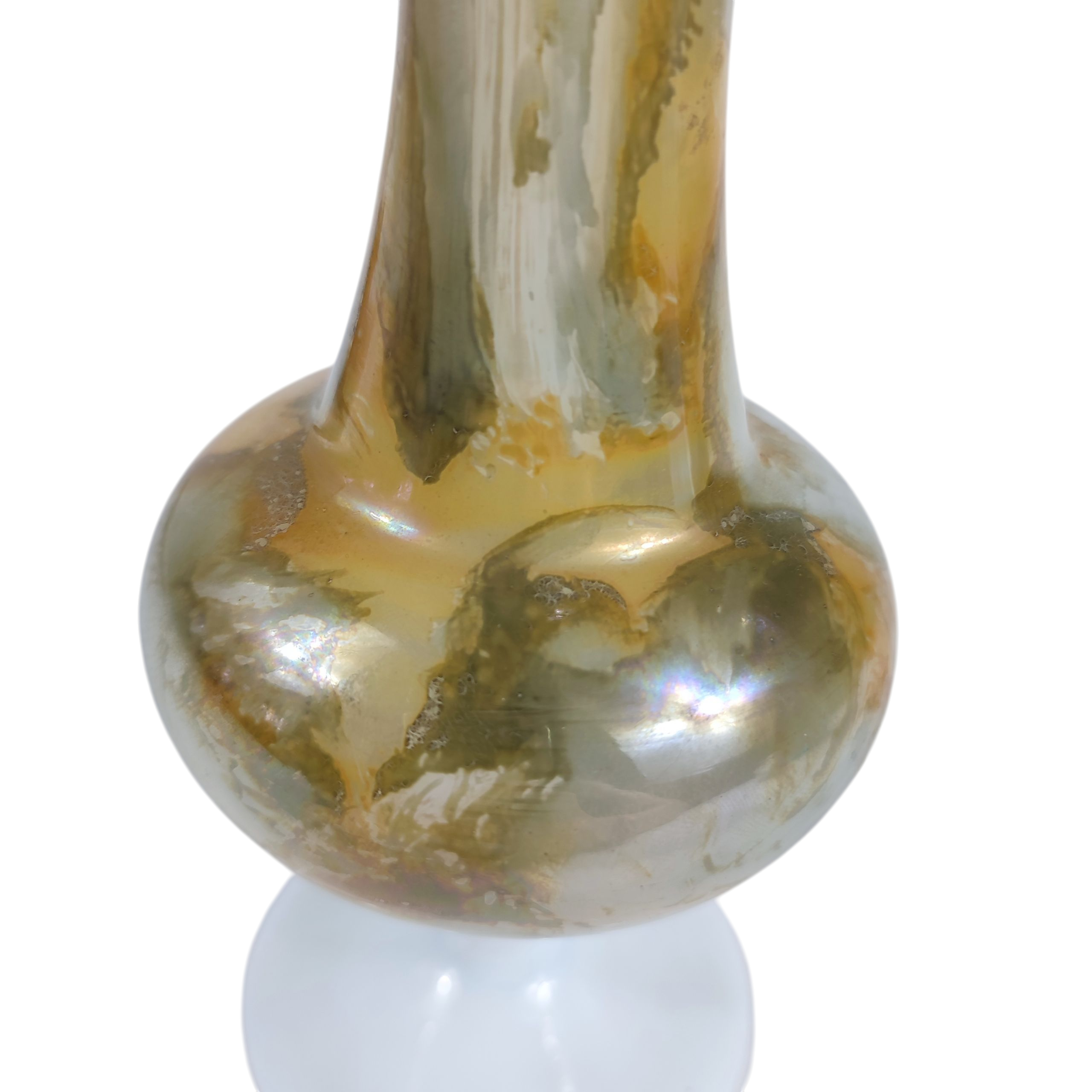 Voir photo 4 de Vase Soliflore en opaline blanche, bord ourlé, irisé de vert & jaune Vase Soliflore en opaline blanche, bord ourlé, irisé de vert & jaune reconditionné photo 4