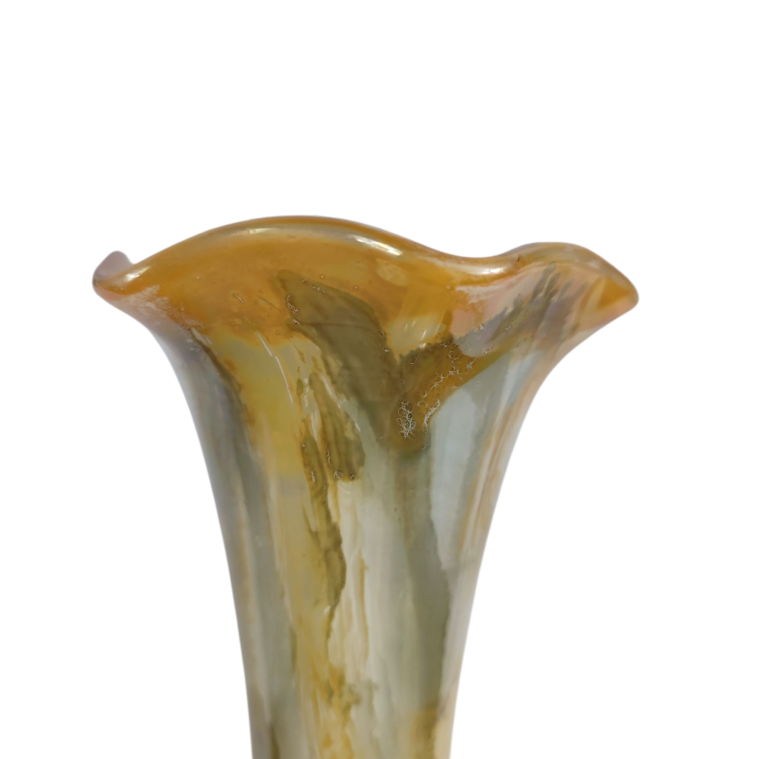 Voir photo 5 de Vase Soliflore en opaline blanche, bord ourlé, irisé de vert & jaune Vase Soliflore en opaline blanche, bord ourlé, irisé de vert & jaune reconditionné photo 5