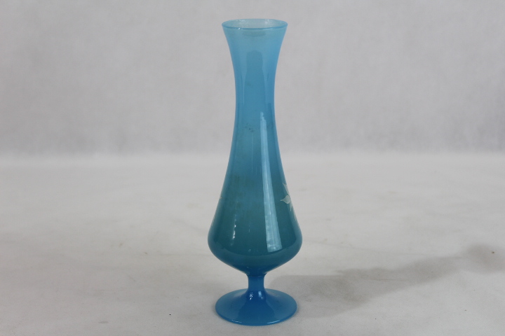 Voir photo 2 de Vase soliflore en opaline bleu Vase soliflore en opaline bleu Bon état reconditionné photo 2