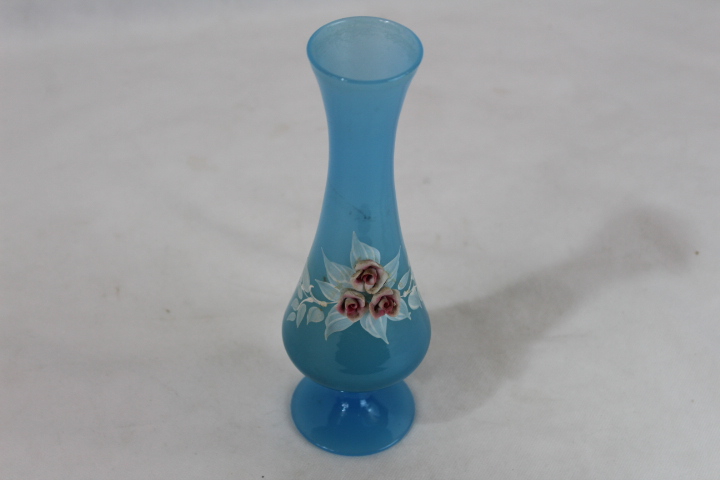 Voir photo 3 de Vase soliflore en opaline bleu Vase soliflore en opaline bleu Bon état reconditionné photo 3