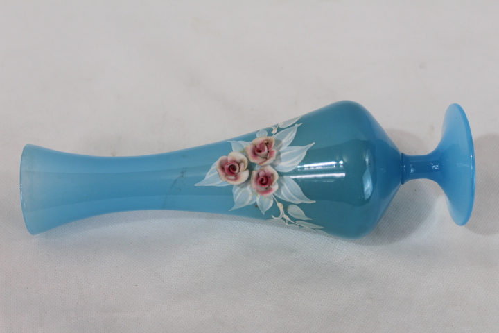 Voir photo 4 de Vase soliflore en opaline bleu Vase soliflore en opaline bleu Bon état reconditionné photo 4