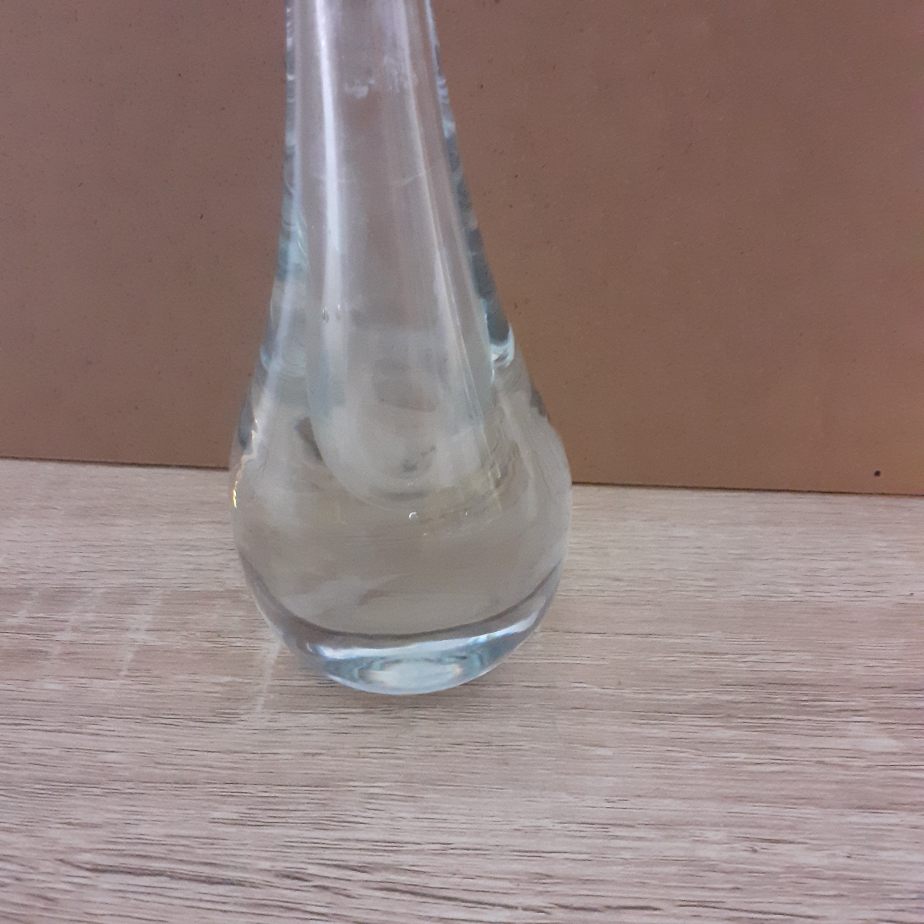 Voir photo 3 de Vase Soliflore en verre soufflé en forme de goutte. Vase Soliflore en verre soufflé en forme de goutte. Très bon état reconditionné photo 3